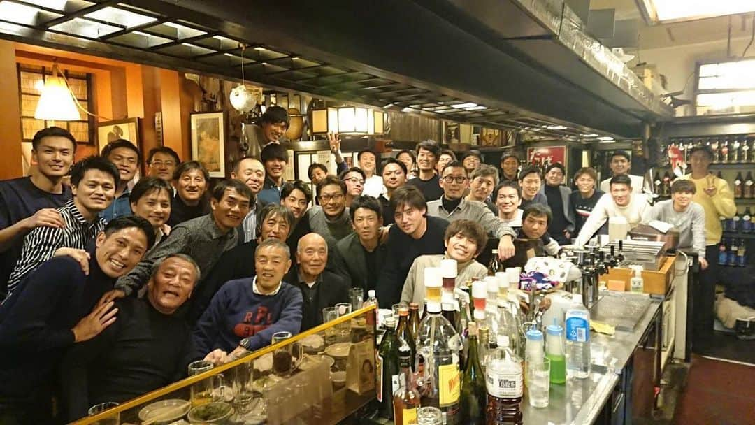 森脇良太さんのインスタグラム写真 - (森脇良太Instagram)「サンフレッチェ広島ユースOB会⚽️ 一期生からの卒業生、歴代の監督から現監督。寮長やスタッフ。 忙しい時期で遠方のOBも多いから全ての人が集まるのは難しいけど今年も沢山の人が集合しました😆  この場はホントに貴重だ👍👍👍 サンフレッチェ広島ユースのOBである事を誇りに思う‼︎ 広島ユースで頑張ってるユース生たち、また広島ユースに入りたい子供たちに恥ずかしくないように、目標とされるようにこれからも頑張らなくちゃだね😆  お店はユースのOBでもある元プロサッカー選手の田村祐基くんのお店『さむらい』で開催されました‼︎ みなさん、広島に行く際はぜひ立ち寄ってみてー😆😆😆 味よし雰囲気よし。大将はまあまあ男前かな🤣笑  @sanfrecce.official  #サンフレッチェ広島 #サンフレッチェ広島ユース  #誇り　#責任  #OB会  @samurai_ootemati  #さむらい #居酒屋 #おでん  #新年 #カウントダウン  #時差スタグラム」12月31日 22時59分 - moriwaki46_official