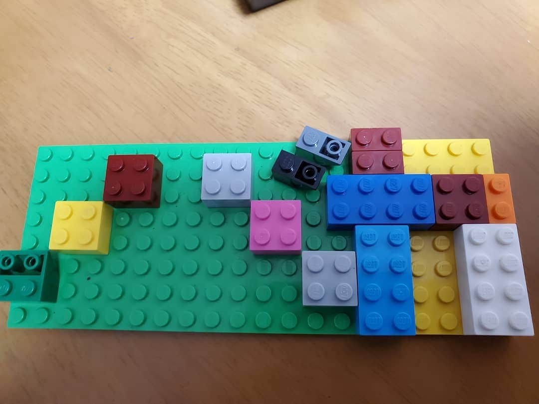 新井義幸さんのインスタグラム写真 - (新井義幸Instagram)「今日、息子を叱ったら #LEGO でこんなもの作って私の前に。  皆様、良いお年を！」12月31日 23時02分 - araipatiino