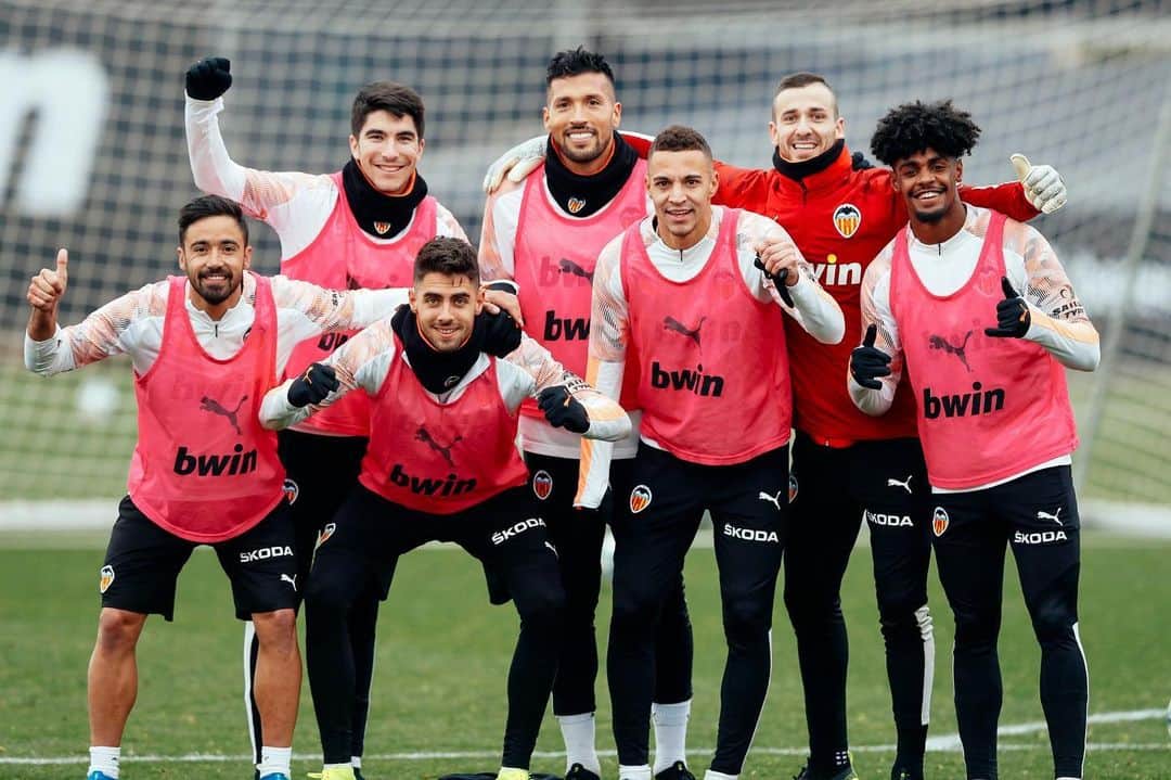 ロドリゴ・モレノ・マチャドのインスタグラム：「El último del año 🦇 ¡Listos para el 2020! #AmuntValencia」
