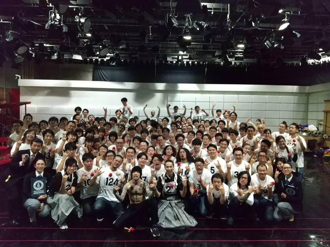 マキシマム ザ ホルモンのインスタグラム：「けん玉ギネス世界記録更新は達成できなかったけど貴重な経験をさせてもらいました！ 三山ひろしさん、そしてけん玉HERO'Sみんなありがとー！ これはまた来年リベンジか！？ それでは良いお年を！ by上ちゃん  #結局最後に脱がされた #タトゥーご開帳」