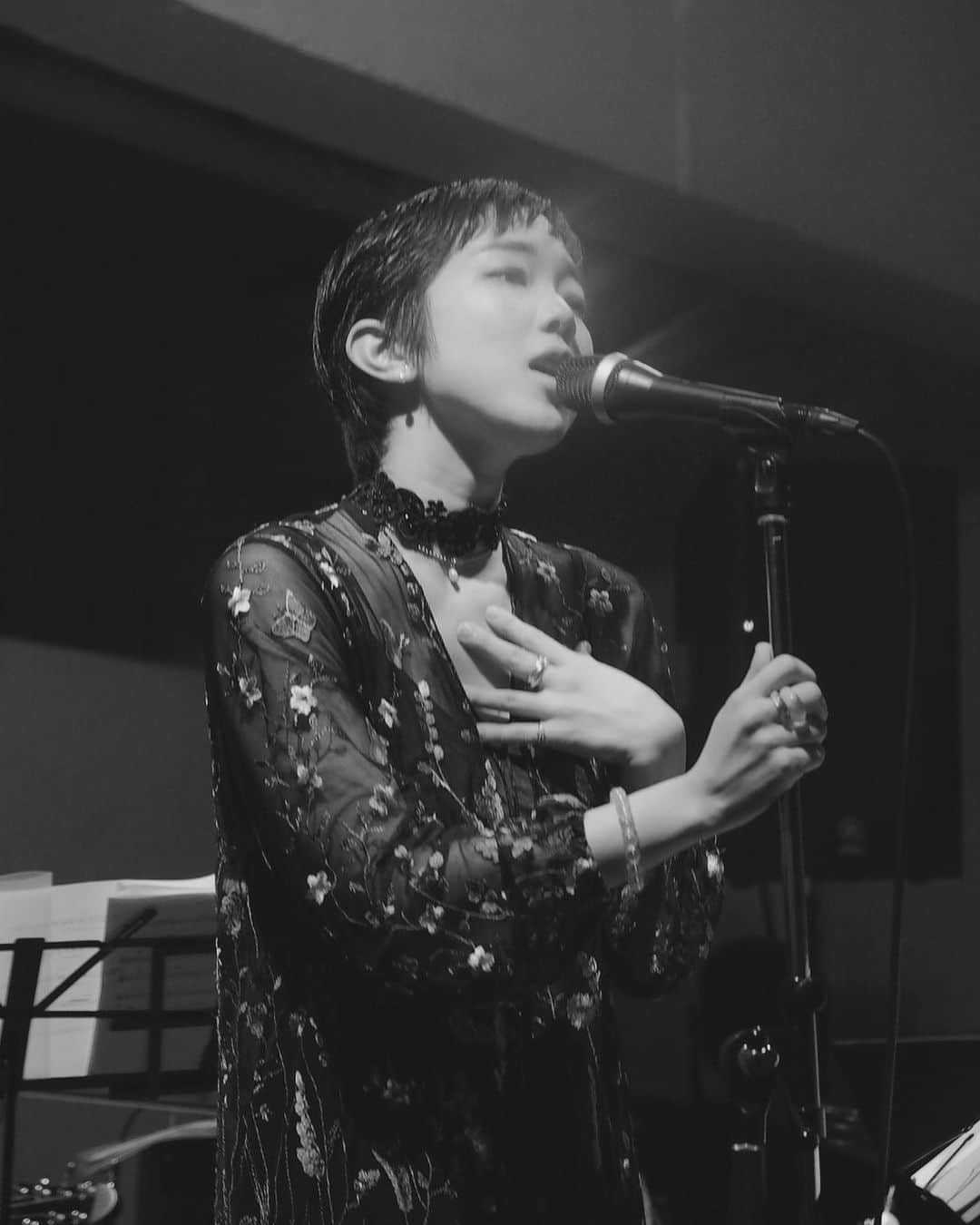 佐藤史果のインスタグラム：「2019.12.30(mon)@公園通りクラシックス ・ ・ 佐藤史果　Vocal ASU　Vocal&Piano 須磨和声 Violin 沼直也 Drum 沢田 穣治 Contrabass ・ ・ Set List. 1st. 01_中央線(#THEBOOM) 02_ あの鐘を鳴らすのはあなた(#和田あき子 ) 03_Journey(Journeyより) 04_なごり雪(#イルカ) 05_炭坑節 ・ ・ 2nd. 06_Alfie(#BurtBacharach) 07_UFO(#ピンクレディー) 08_みちづれ(Journeyより) 09_無人島(Journeyより) 10_Country Roads(#Johndenver) enq_グッバイマイラブ(#アンルイス) enq2-中央線(#THEBOOM) ・ ・ 公私共に尊敬をしている、大親友のAsuとのLive、 Volume3の大晦日前夜 今回から#沼直也 さんも加わり、グルーヴがなんとも至高であり余韻がずっと残ってしまうような音の重なりの中、今回も皆さんの前でLiveが出来たことは最高に幸せな時間でした。 ・ ・ 私が歌手としてデビューをして 衝撃的な感動を与えてくれた#Asu 彼の音楽に出会い、歌に出会い、私が求めていた音楽はこれだ！これなんだ！と強く思い、改めて音楽の素晴らしさ、楽しさを教えてくれました。 公私ともに刺激や教えを与えてくれるAsuはかけがえのない 一番の大尊敬できるアーティストであり、心友です。 きっとこの先もAsuを超える衝撃のアーティストには出会わないだろうと思うくらい。 そんな素晴らしいAsuを筆頭に #沢田穣治 #沼直也 #須磨和声 の音の中で歌えたことは幸せすぎました。 その音色を皆さまに届けられたこと。 幸せです。 フリーになってからもなお、応援して下さるファンの皆さまがいるからこそ、今もこうして歌と向き合って頑張れています。心から感謝致します。 来年はもっともっと多くの方へ自分の歌を届けられるように 更なる工夫をし、確固たるものにできるようにします。 ・ ・ 2020年もLiveもリリースも出来る限りしていきます。 是非観にいらして下さい。 それでは皆さま、良いお年をお迎え下さい。😌🎍 ・ ・ #live #journey #Asu #佐藤史果 #沢田穣治 #須磨和声 #沼直也 #渋谷 #公園通りクラシックス」