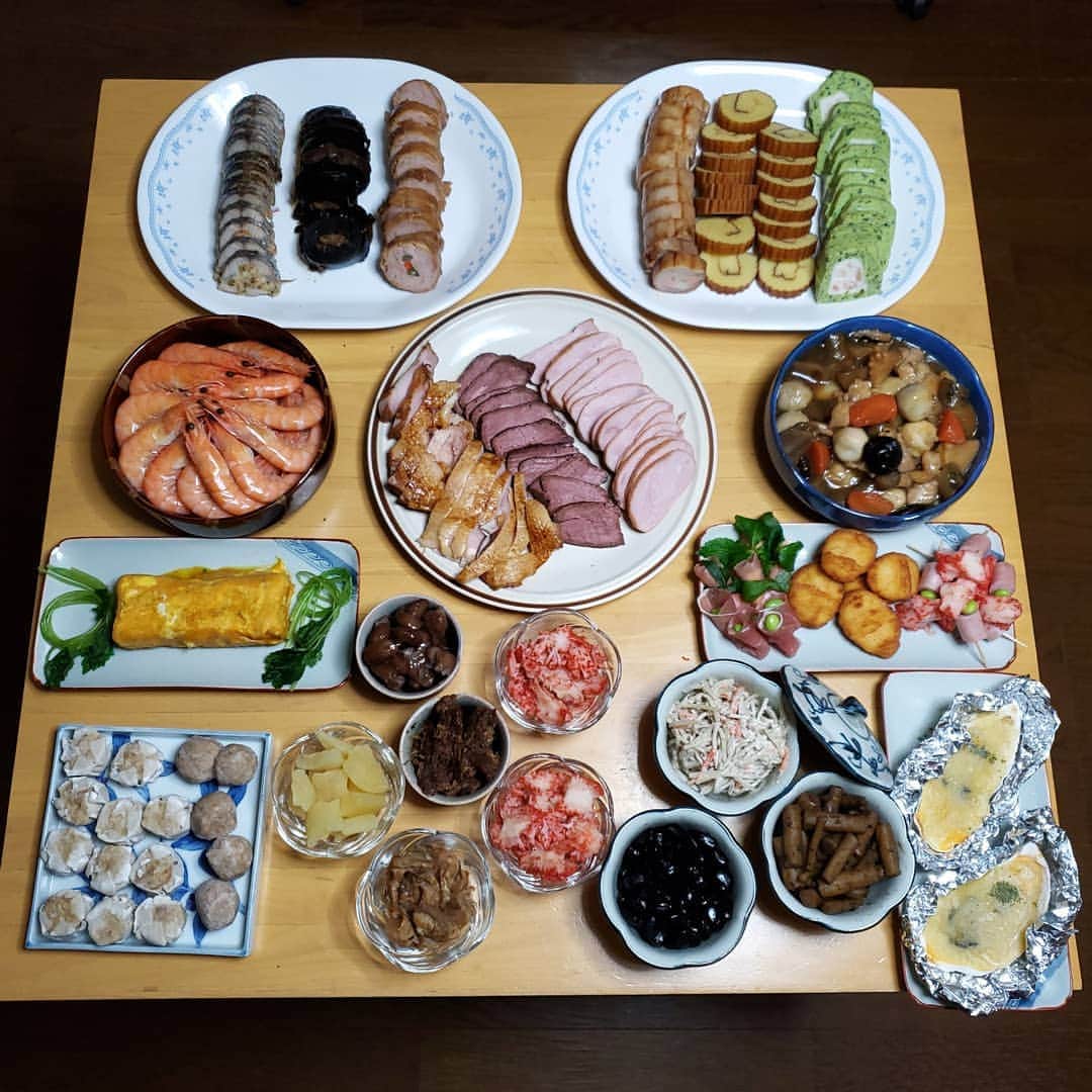 信江勇のインスタグラム：「令和元年いよいよあと1時間を切りました!  今年も例年通り実家でおせち作りました🙂 今年は3家族分を母と2人で6時間ぐらいかけてつくりもうヘトヘトです(^O^;) 今年はちょっと…なかなかな年でした(¯―¯٥) レギュラーの終了や愛猫の急死、バイトの転職などなど…  仕事もなかなか厳しい年ではありましたが、謎解きはめちゃめちゃした感じですね（笑）  出会いの多い年だったのこの出会いが来年以降繋がっていけば嬉しいです🥰  来年はすぐに舞台もあるので、幸先良い気がします💕  今年も応援ありがとうございましたm(_ _)m 来年も皆様よろしくお願いします✨」