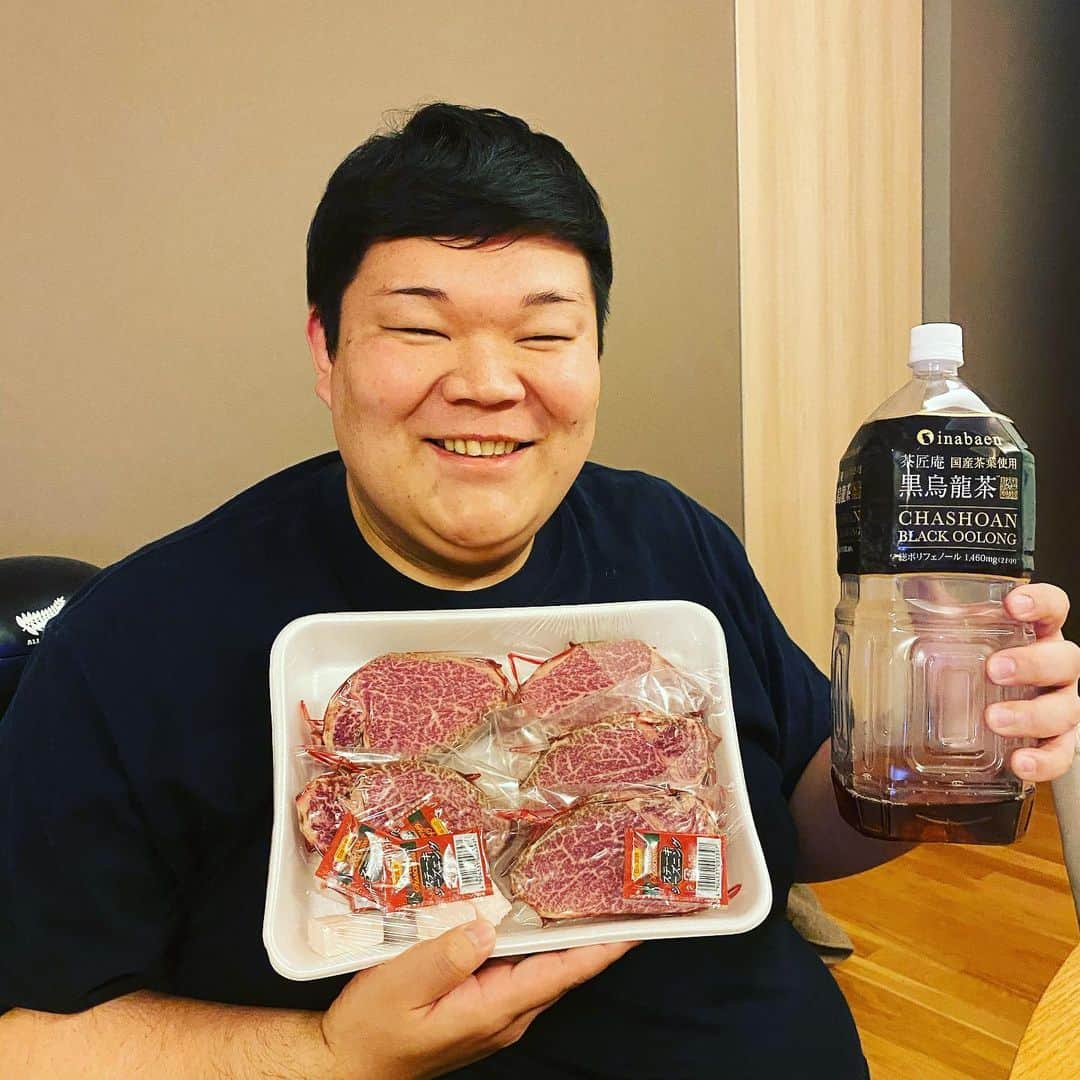 カバのインスタグラム：「2019年も沢山の応援と愛をありがとうございました！大感謝でございます！🙏✨✨ 2020年もどうぞ宜しくお願い致します！！ 皆さま、良いお年をお迎え下さいませ！🍖️✨ . . #吉本新喜劇 #ワールドツアーもあり #全国及び上海とインドネシアにも行かせて頂きました #沢山の方々に大感謝 #ありがとうございました #2020年もどうぞ宜しくお願い致します #年越しはお肉と共に」