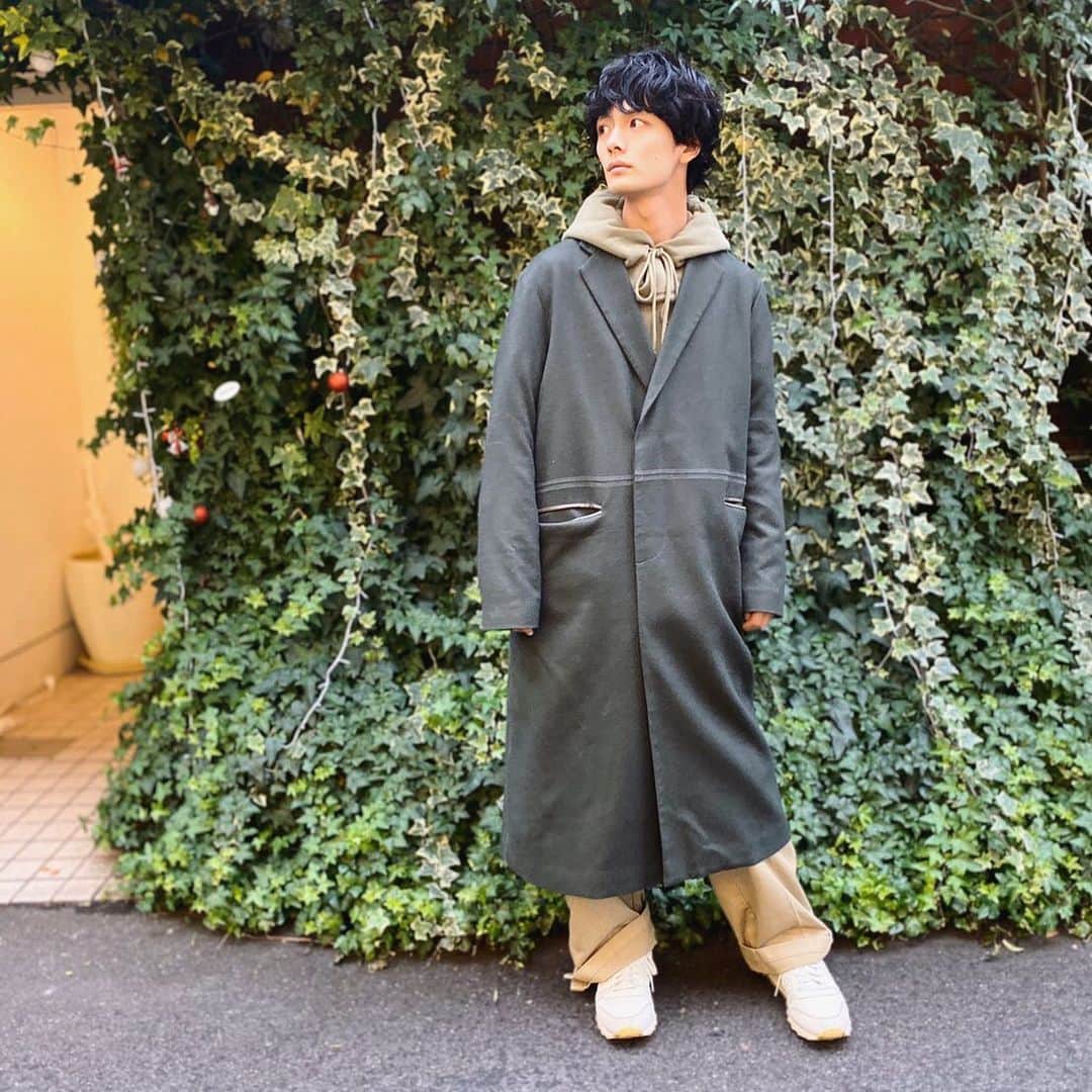 長坂 睦生のインスタグラム：「【#Life_mut / #mind_mut】﻿ 2019⇒2020﻿ 今年の年越しは気がつくと﻿﻿ 一番こころが穏やかであるかもしれない。﻿﻿ 本当に最近の出来事なのだけど﻿﻿ 自分が「喜び」を感じる瞬間に気づけて。﻿﻿ その瞬間をたくさん味わいながら﻿﻿ お金を増やしていきたいと感じました。﻿﻿ 今年はたくさん夢を叶えていく人達を見ました。﻿﻿ 夢ってこんなに叶えることのできるものなんだと﻿﻿ たくさん勇気をもらいました。本当にありがとう。﻿﻿ 今年、穏やかなこころがあるのは﻿﻿ 自分の中に固まった心情があって﻿﻿ 少しばかり自信があるからかもしれないです。﻿﻿ 昨年、一昨年は不安な気持ちで年を越しましたが﻿﻿ 今年は久しぶりに来年が楽しみで仕方ないです。﻿﻿ みんなで幸せになりたい。﻿﻿ 来年も一緒によろしくお願い致します。 ﻿ ﻿ ↓↓↓↓↓﻿ 年が変わりましたので﻿ 今年も一緒によろしくお願い致します！！！」