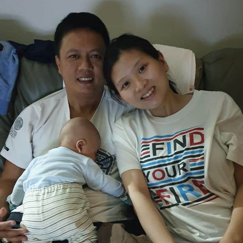 デビー・スサントのインスタグラム：「Terima kasih Tuhan kami masi di beri kesempatan merasakan penghujung tahun 2019 Di tahun ini juga di beri berkat luar biasa yaitu di percayakan untuk merawat dede mika 🙏 😊 semoga tahun 2020 kami bisa menjadi pribadi yg lbh baik lagi !! 🥳🥰🥰」
