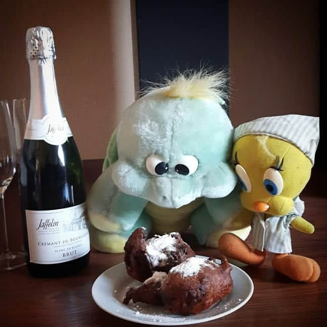 Little Yellow Birdさんのインスタグラム写真 - (Little Yellow BirdInstagram)「I know Jodocus, I know!! The oliebollen smell amazing, but first let's wish all our friends out there a happy, healthy and love filled 2020!! Happy New Year everyone! Now, let's pop that bottle. And yes, Cat, you can join in on the fun too!😘 #littleyellowbird #tweety #tweetykweelapis #adventures #yellow #bird #iknowjodocus #jodocus #cat #happynewyear #gelukkignieuwjaar #byebye2019  #hello2020 #oliebollen #bubbles #oudennieuw #oudjaar2019 #stuffedanimalsofinstagram #plushiesofinstagram」12月31日 23時17分 - tweetykweelapis