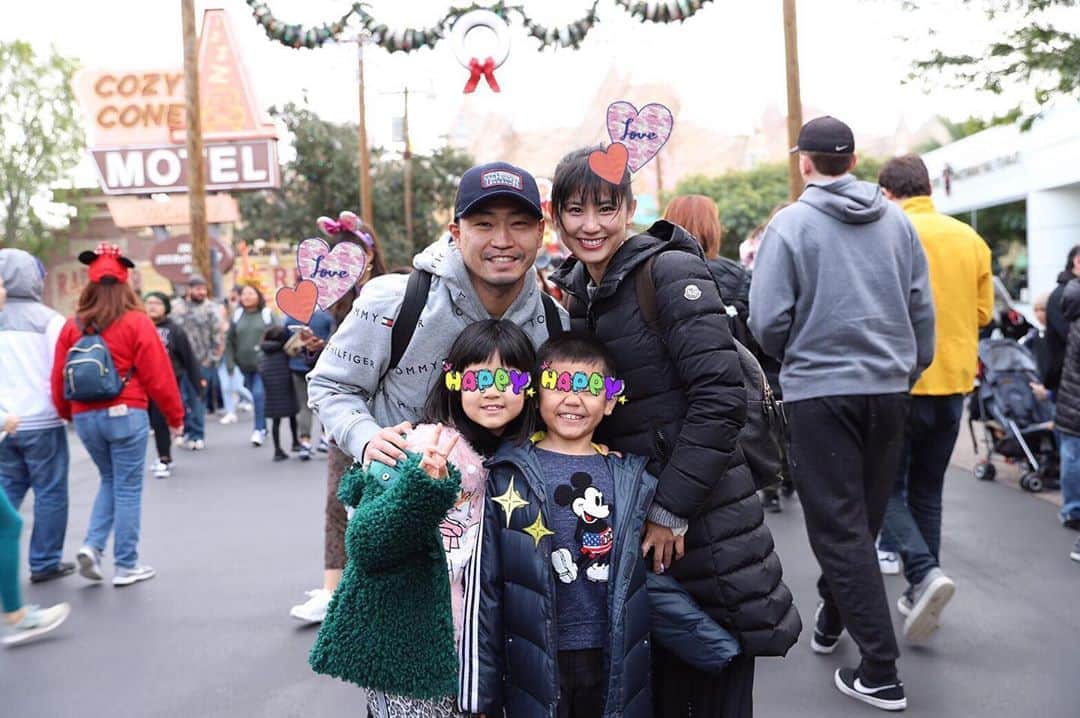 青木佐知のインスタグラム：「・ 2019年、 ありがとうございました❣️ 今年は本当に体調が優れず、 これぞ厄年という年でした。 何とか周りの方々のご協力のもと、 乗り切ることができました。 健康第一！ 来たる2020年も、 青木家にとって健康第一な、 皆さまにとっても健康第一な、 素晴らしい年になりますように🤞✨ 年末は、 大好きな岩隈家と恒例のディズニーに行ってきました❣️ まどちん、いつもありがとう😍 素敵な写真をありがとうございます😁👏 @hisashiiwakuma_21  #健康第一」