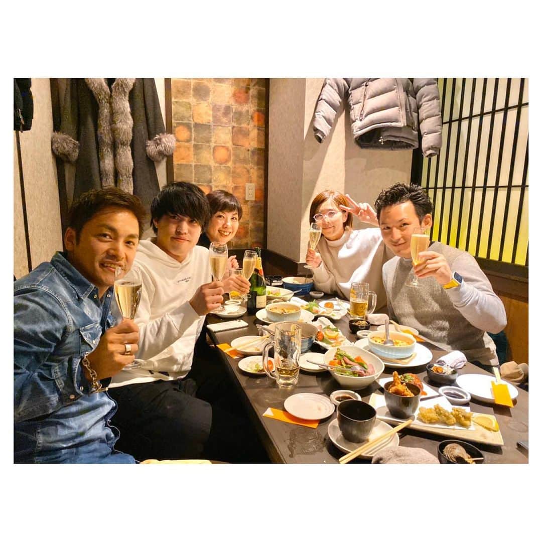 美容整体師川島さん。のインスタグラム：「今年最後！少し長めに書かせてください。 2019年も、おかげさまで飛躍の年にすることができました。 ・Youtube36万人達成💻 ・初書籍amazon1位達成📚 ・雑誌掲載多数📖 ・TV出演５本📺 思ってたビジョンが少しずつ達成できました。 . ただ、僕の実力ではなくて、 周りの仲間や家族や先輩方が友人のおかげです。 . 特にこの３人には特にお世話になりました！ @cv77610  @kawashima_tana  @kameda_kawashima . 本当に３人がサポートしてくれたおかげで、 次のステージを作ることができました。 . 来年からは、 また多くの仲間が増えます。 僕らは、小さいビジョンは見ていません。 登る山は、とてつもなく大きいです🏔 . だからこそチームが必要です。 . 来年はチームを倍以上にします。 . 事業を行うといことは戦です。 . 人生かけて僕らは本気で挑みます。 . トップレベルの東洋医学を追求し、 いい物を世に発信する。 . これが僕らの使命です。 . 「２６歳の若造が」と思われるかもしれません。 生意気ですごく申し訳ないです。 ですが、僕ら本気なので周りが 見えないことがあるかもしれませんが、、😂 . 2020年は、チームで「謙虚に」「主体性を持って」 行動していきます👨‍⚕️ . SNS活動もさらに総力を注いでいいものを発信します！ . またみなさんの力をお借りしますが、 どうか、僕らの応援をお願いします。 今年も本当にお世話になりました。 来年もどうかよろしくお願いします🙇‍♂️ . . #整体KAWASHIMA #川島悠希 #整体師 #2019 #今年もお世話になりました #来年もよろしくお願いします」
