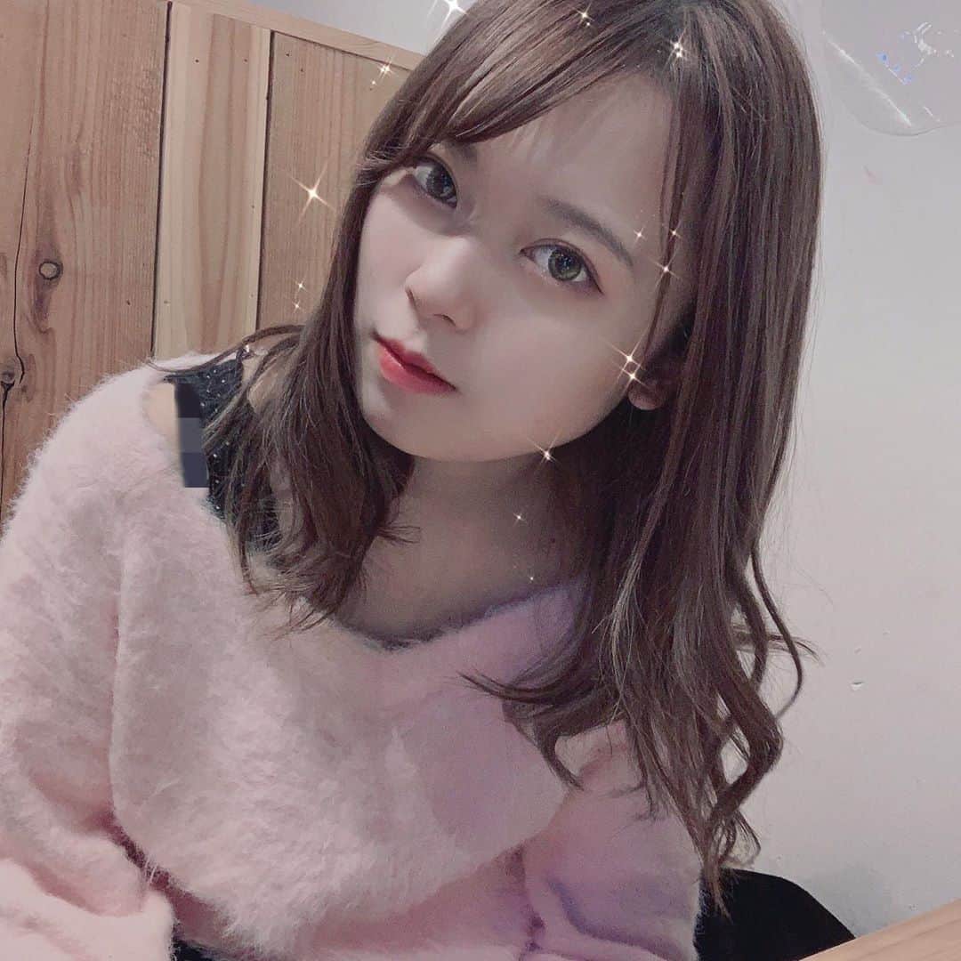 我妻美月のインスタグラム：「👋🏻2019 来年も宜しくね〜〜〜( ˊᵕˋ ) ． ． ．  #オスカープロモーション#selfie #女子大生#ピンクニット#secrethoney #ミディアムヘア #me #japanesegirl #韓国好きな人と繋がりたい #美男美女と繋がりたい #me #lfl #likeforfollow #f4f #fff #18歳 #2019」