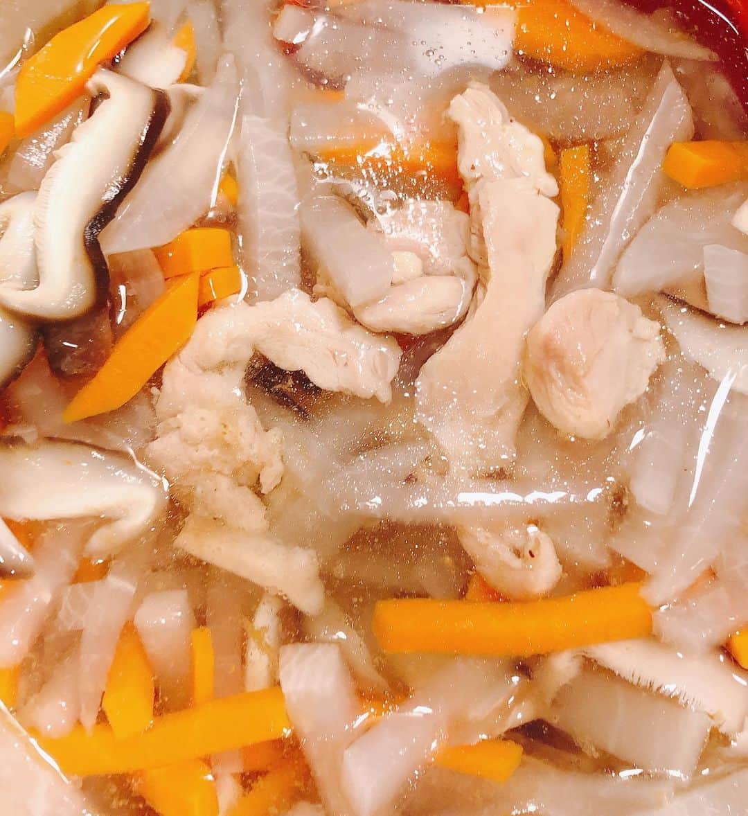 のインスタグラム：「🥂👯‍♀️🍴 #ガキ使 観ながら #お雑煮  #仕込み  ウチのは、 鶏肉の入ったお醤油味で、 四角いお餅。  #大晦日」