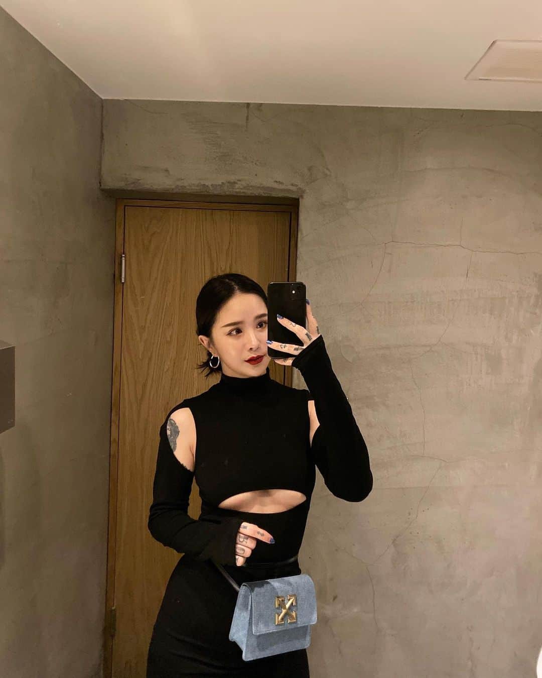 Abby Chenのインスタグラム：「終於要結束2019 一整年太忙碌 奔波飛行次數將近百次  總之我很期待2020 我們一起美好迎接💰🤗🔥💪 👗 @ysip.ysip」