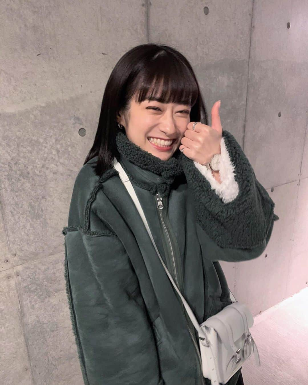 広瀬ちひろさんのインスタグラム写真 - (広瀬ちひろInstagram)「2019年、皆さん今年もありがとうございました。 色々なことに悩んで考えながらも、止まらず、ちゃんと前に歩けた、来年に繋げられる一年だったかな。 2020年、人生の新しいスタートになると思います！ 変わっていくこと、沢山あります。 もちろんそれも全然ネガティブな事ではないです！ それでも、大事なことは決して変わることなく、関わってくださるみなさんやファンの方々、環境に感謝を忘れず精進します！ 自分を信じます！ いつも見てくださってありがとうございます🙇🏻‍♂️ 来年も広瀬ちひろをよろしくお願いします🖤  それでは、良いお年を~ (写真は、いい年になった！と、来年も絶対もっといい年！て意味だと思います多分！) あ！年女ですわ🐭」12月31日 23時39分 - chi_hirose