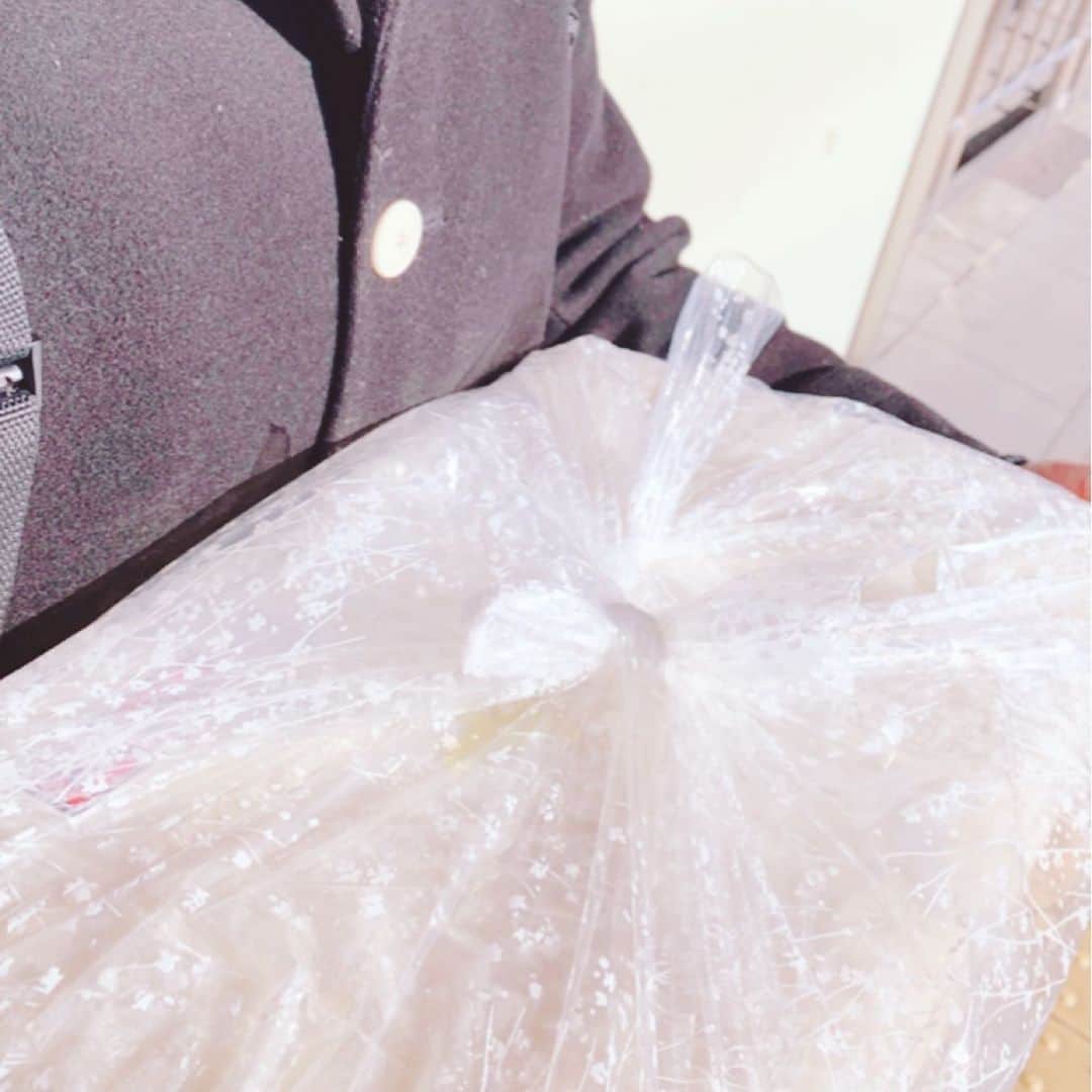 沢口千恵のインスタグラム：「2019年ありがとうございました。  たくさんの溢れる出逢いから ひとりひとりとできるだけ向き合って 色々な作品をつくることができました。  はじめての個展では目に見えない世界を ４つの部屋に描き はじめて音のない、役者のいない世界を 写真家大泉美佳さんの匂い立つ写真で かたちにしました。  ほんとうにひりひりする挑戦でした。  構成、演出、音楽、ダンス、アートディレクションでは 出来る限りご一緒するかた ひとりひとりのいのちを その未来を その熱を感じられるように集中しました。  未熟ゆえに拙いところが 表にばしばしとでましたが その奥のいのちの熱を探りながら 精一杯生きられたかなともおもいます。  出逢ってくださったかた、ご一緒させていただいた皆さまに、心から感謝しています。  心から、ありがとうございました … ☆*°写真はのし餅を買いに行った帰りに。 のし餅大好きです☆*°」