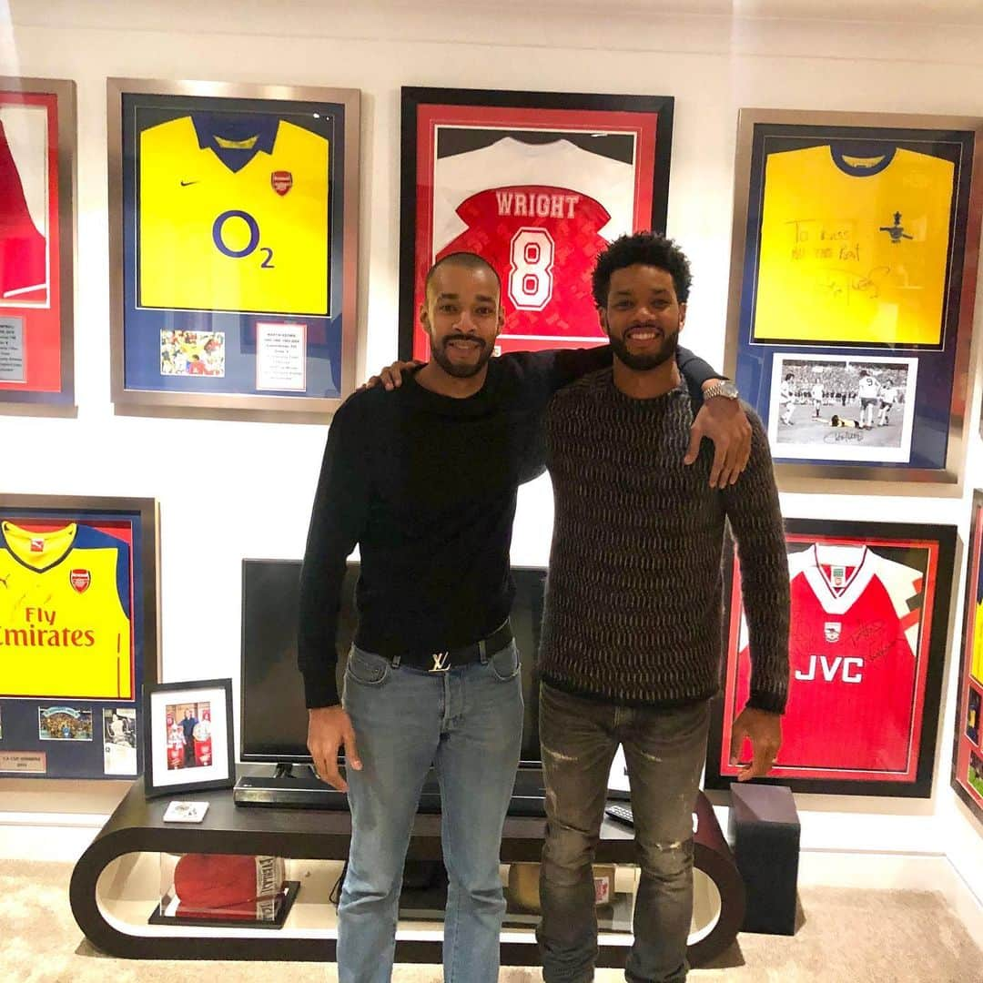 カルフィン・ヨン・ア・ピンさんのインスタグラム写真 - (カルフィン・ヨン・ア・ピンInstagram)「I was invited by an Arsenal sponsor to go and watch a game. He had this amazing room in his house. All old signed jerseys by great athletes. Including Pires from the “invincibles” period of Arsenal. I brought the same jersey, but of course mine was unsigned. So when we drove home after the game guess who we saw. It was Pires! He signed my jersey too 😁 #arsenal」12月31日 23時39分 - calvinjongapin