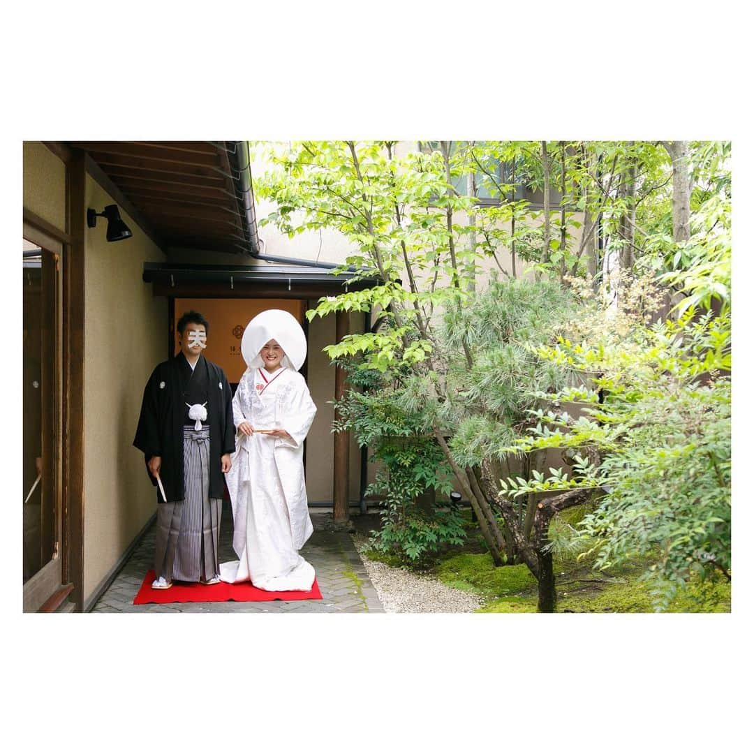 庄村奈津美さんのインスタグラム写真 - (庄村奈津美Instagram)「🐗 2019年の振り返り⭐︎ ・ 私ごとではありますが、 今年は結婚式を挙げ、 この1年はお会いする方々に 温かいお言葉をたくさんいただき とーっても嬉しかったです🤲💕 ありがとうございました☺️ ・ お仕事では #田中律子さん とキャンプをしたり、 名山ではほぼ初対面のみなさんと 撮影が終わってもお酒を交わしたり、 様々な場所で出会うみなさんと 楽しい時間を過ごすことができました😆🎵 #あーたくさん笑ったなぁー ・ そしてそして。 #にわかファン ハンパないですが 今年はラグビーに熱狂した年でもありました🏉😂 2020年はオリンピックyear🏋️‍♂️🇯🇵 さらにスポーツに熱くなりそうですね🔥 ・ どうぞみなさん。 来年もどうぞよろしくお願いします🐭 ・ ・ #よいお年をお迎え下さい🎍 #bills七里ヶ浜 #結婚式 #hawaii #camp女子 #名山のコンビニエンスふとし #ナマイキvoice #毎年恒例の浴衣 #disneyロケ #ラグビー観戦 #旅行」12月31日 23時39分 - shomura_723