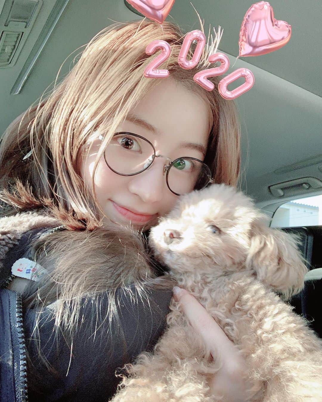 青山あみのインスタグラム：「2019年、残すところわずかですね﻿ 今年は、本当にあっとゆうまの1年だったなぁ。 ﻿ ﻿ 最愛なる娘にも出会えた年。﻿ 私の中でも、忘れられないそんな年に﻿なりました♡﻿ ﻿ みなさんにとってはどんな1年だったかな？﻿ ﻿ 今年も、お世話になったたくさんの方々﻿ ありがとうございました💕﻿ ﻿ 来年は挑戦の年にしたいと思ってます。﻿ ﻿ 2020年もどうぞよろしくお願いします。﻿ みなさん、良いお年を！🎍﻿ ﻿ 2019.12.31」