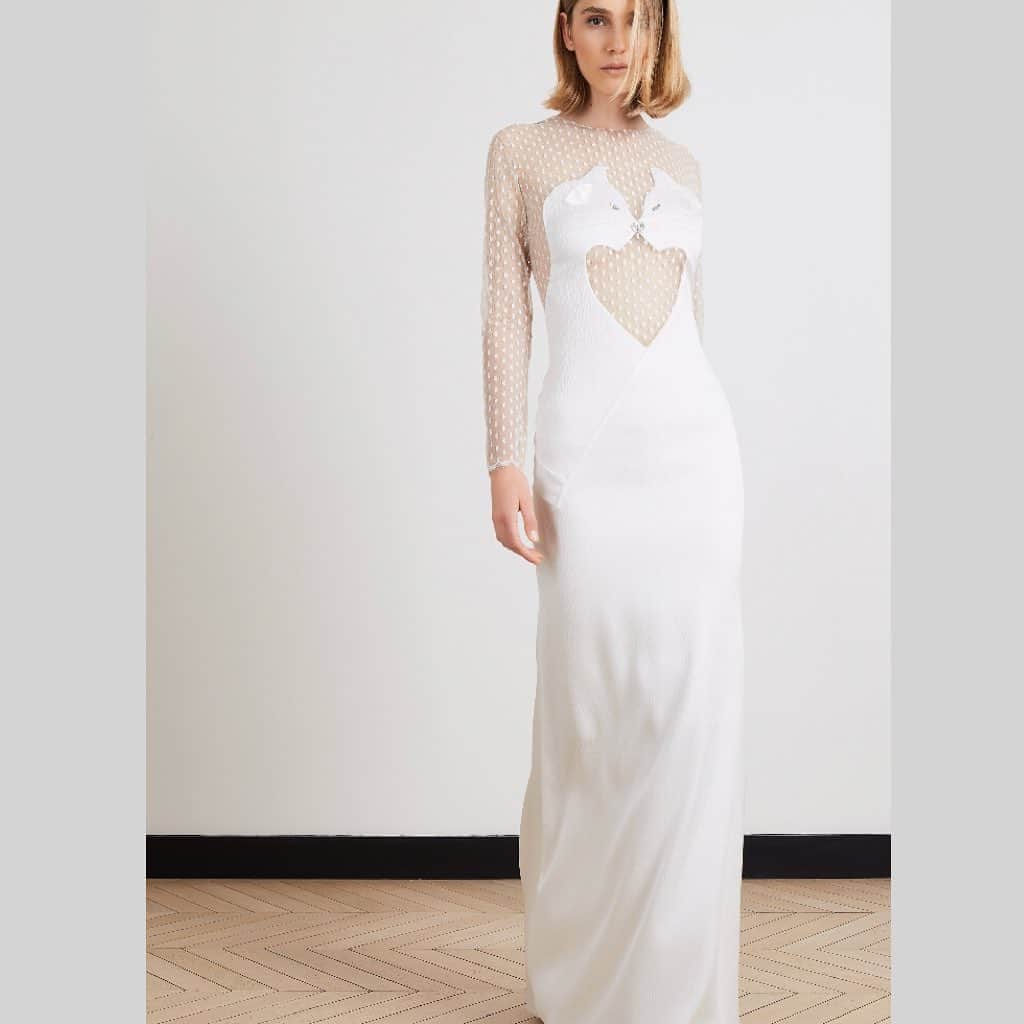 アレクシマビーユのインスタグラム：「Meow dress for tonight @alexismabille  what is better than two white cats kissing each other creating a heart shape in lace #whitecat #catdress #cat #catsofinstagram #crepedress #eveningdress #transpagency #lace #white #bridal #fun #catkisses #kiss #lovedress #dressy #reveillon #celebrations #lastdayoftheyear #alexismabille」