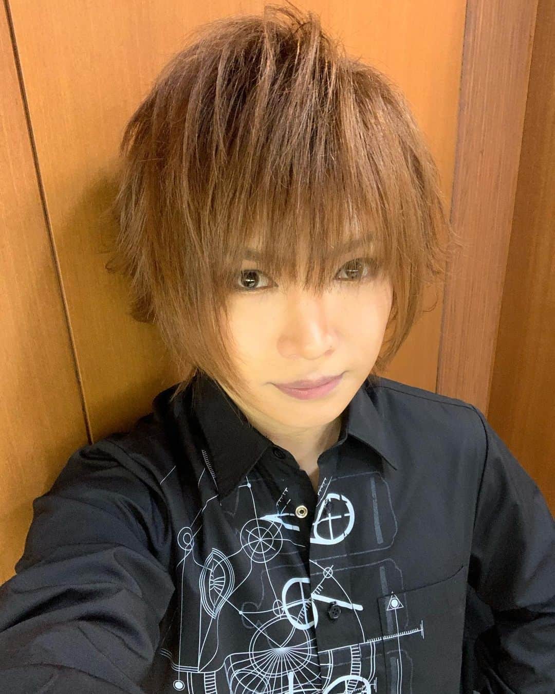 鬼龍院翔のインスタグラム：「TBSの楽屋より、メイク完了しました💄﻿ この後23:55〜CDTV年越しプレミアライブ生出演です！最初にもちょっとだけ写らせてもらいます〜📺﻿ 2019年仕事納め、宜しくお願いします！(^-^)」