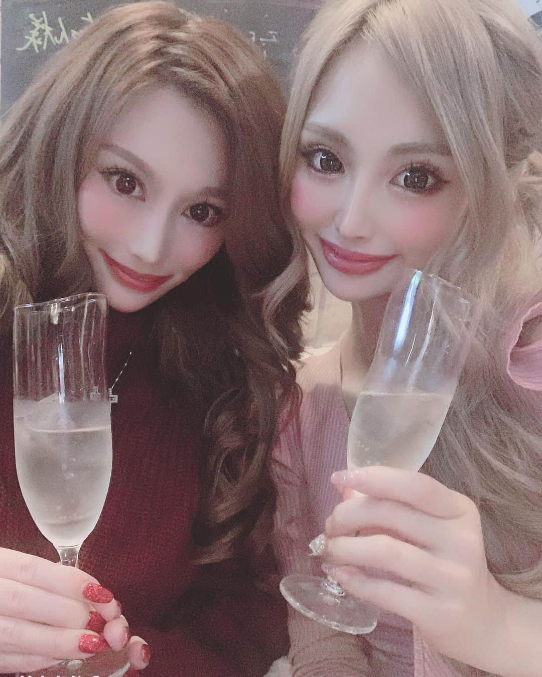 marinさんのインスタグラム写真 - (marinInstagram)「今年最後にるりたん💖🐈るりたん、ほんとに面白くて可愛いくて大好き😍共通の人がいっぱいいてビックリ！！😂あーちゃんも、面白いし歌うますぎるし飲んでて楽しいから、お客さんの気持ちがすごく分かった☺️✨六本木ファブリック楽しい🥰入ってから、仲良くしてくれる女の子いっぱいで嬉しくて、、😭✨みんな優しくて話しかけてくれて、面白い人ばっかりでいっぱい助けられたり、支えられてきました🥺✩.*˚お客さんもなんだかんだで会いに来てくれたり☺️歌舞伎町で働いてる時から来てくれる人もいて幸せ者です♥️(੭ᵒ̴̶̷̥́~ᵒ̴̶̷̣̥̀ᑦ) 今年飲めなかった人来年も、飲みましょうね🎀🥺💕💕💕仲良くしてください🥳🎆🎆🎆ピンクのトップスは、@selectshop.ecrea さんのだょ🥰ワンピース可愛いょ💓💓💓アウターは、@selectshop.joie さんの、ふわふわちゃん😻お気に入りすぎる😍🌹」12月31日 23時37分 - maririn__78