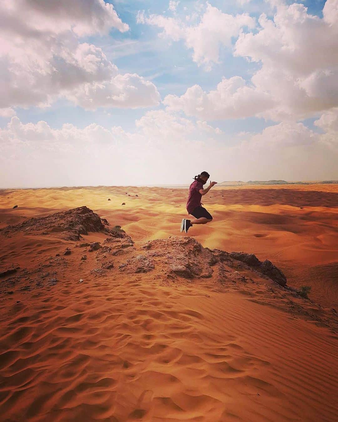 ステファン・エル・シャーラウィさんのインスタグラム写真 - (ステファン・エル・シャーラウィInstagram)「Forse uno dei luoghi più adatti per dedicare un pensiero all’anno che è passato e un augurio a quello che verrà... Waiting for 2020!!! #Desert #Peace #Dubai」12月31日 23時40分 - stewel92