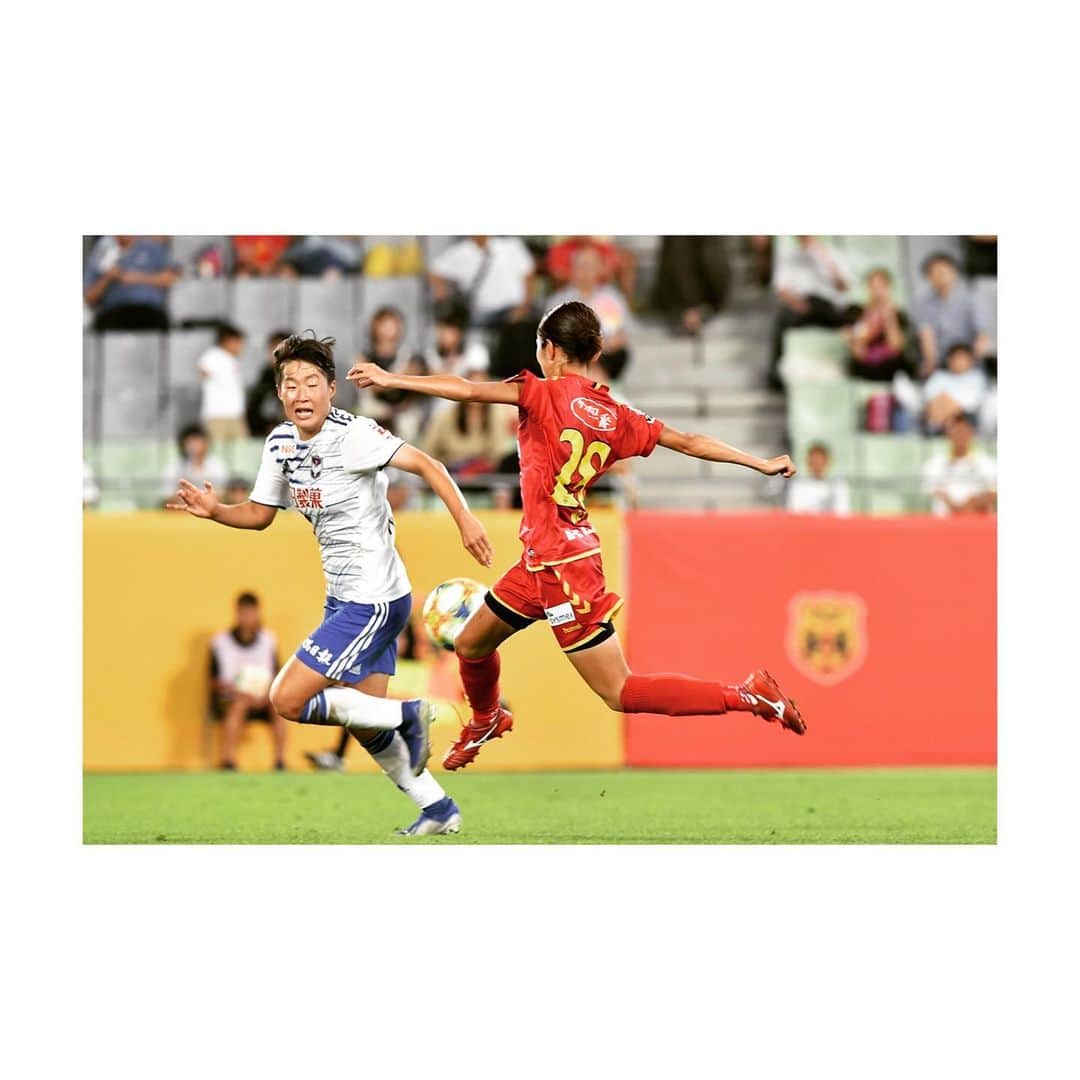 八坂芽依のインスタグラム：「2019 ありがとうございました😊 2020 よろしくお願いします⚽️」
