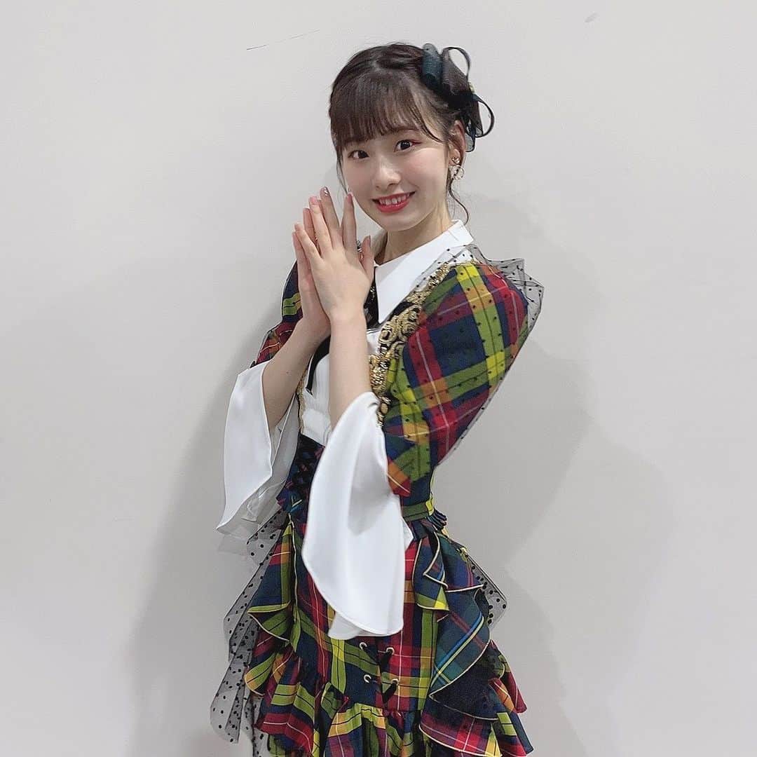 浅井七海さんのインスタグラム写真 - (浅井七海Instagram)「.﻿ NHK 紅白歌合戦﻿ ありがとうございました❤🤍﻿ ﻿ AKB48として、紅白歌合戦のステージに﻿ 立てたこと本当に嬉しかったです🥺🥰﻿ 初出演がこんなに早く迎えられて驚きと﻿ 皆さんへの感謝の気持ちでいっぱいです。﻿ ﻿ ステージには不思議な力がありました。﻿ ほかのステージには無い空気感でした。﻿ ﻿ 選んでいただけて、﻿ 自分だけの衣装を作っていただけて﻿ また宝物の衣装が増えました。﻿ ﻿ 来年も紅白歌合戦ありがとうございました と﻿ 言えるようにまた1年頑張っていきたいです。﻿ ﻿ 2019年ありがとうございました！﻿ 2020年もよろしくお願いします！！﻿ ﻿ ﻿ NHK Kohaku Utagassen﻿ Thank you very much.﻿ ﻿ I was really happy to be able to appear on stage in the Kohaku Utagassen.﻿ I was surprised to see my first appearance so soon.﻿ I'm full of gratitude for everyone.﻿ ﻿ The stage had a strange power.﻿ It felt like it was not on any other stage.﻿ ﻿ Their own costumes were also special, and they became treasures.﻿ ﻿ I want to work hard for one year so that I can participate in NHK's Kohaku Utagassen again next year.﻿ ﻿ Thank you very much for 2019.﻿ Please stay with me in 2020.﻿ ﻿ ﻿」12月31日 23時44分 - naamin48_