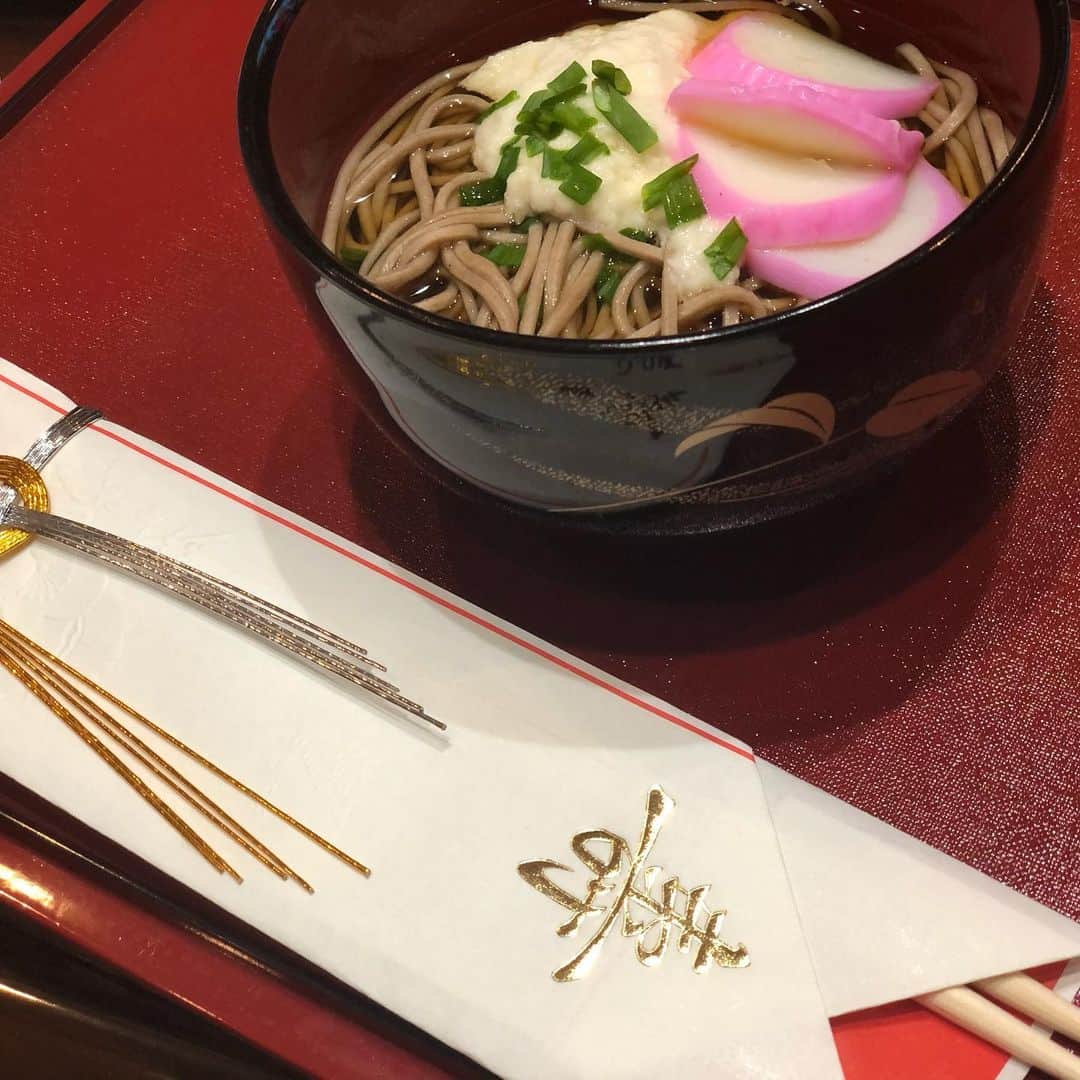 宇田恵菜さんのインスタグラム写真 - (宇田恵菜Instagram)「made makizushi, rolled sushi for New Years special meal. 年末年始が1番忙しい宇田家。 父は商売、母は会社の社員さんのお節35折、私はそのアシスタント。 それで私は毎年恒例の巻き寿司35本トライアル。笑　#恵菜ご飯　の1年の締めです。 ありがとうをたくさん想って巻きます☺️ 明日は5時起きでパパの朝ご飯と送り出し。私は今からお節詰め🤣 宇田家はいつもいつのまにか新年迎えてるスタイルな、12/31大晦日　良い新年をお迎え下さい。☺️ #sushi #homemade #Japanese #cooking #寿司 #巻き寿司 #日本人 #手作り #恵菜ご飯  #enas_recipe #大晦日 #お節 #makisushi #rolledSushi #actresslife #女優」12月31日 23時46分 - ena2727