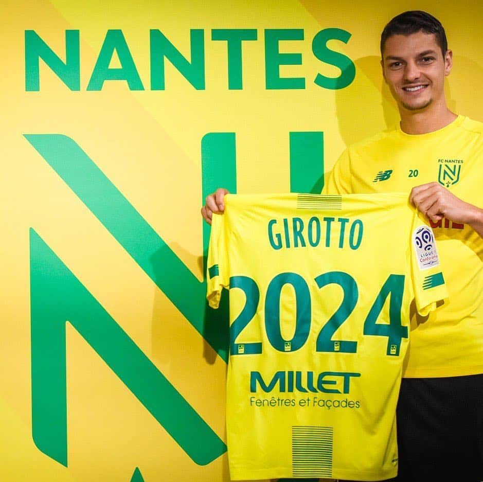 アンドレイ・ジロットのインスタグラム：「Très heureux de prolonger mon contrat avec le @fcnantes! Je continuerai à donner le meilleur de moi-même sur le terrain pour faire honneur au club et à tous ses supporters... Muito feliz em renovar meu contrato com o @fcnantes! Vou continuar a dar o meu melhor dentro de campo para honrar o clube e a todos seus torcedores! #AllezNantes 💚💛🔰」