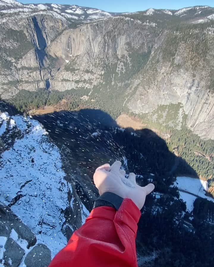 クリス・バーカードのインスタグラム：「If 2019 has taught me anything it’s to cling a little tighter to those you love. While in extremely remote Alaska on a job I got a call from my wife on the morning of the 2nd day of a 14 day trip... my grandma had just died of cancer. I looked into about every option to get home for the funeral, for my family & for my mom and it was impossible. So I missed it.  It would have been an easier death to bare had her final years not been a struggle with addiction & her own personal demons. I felt the full weight of the guilt for not being there ... but I luckily had one last visit with her before she left. She knew it was the end & said I could always find her in the places I loved. Yesterday I took her to one of my favorite places & let the wind take her away. *always research & obey state and Natn’l park cremation & ash scattering laws.」