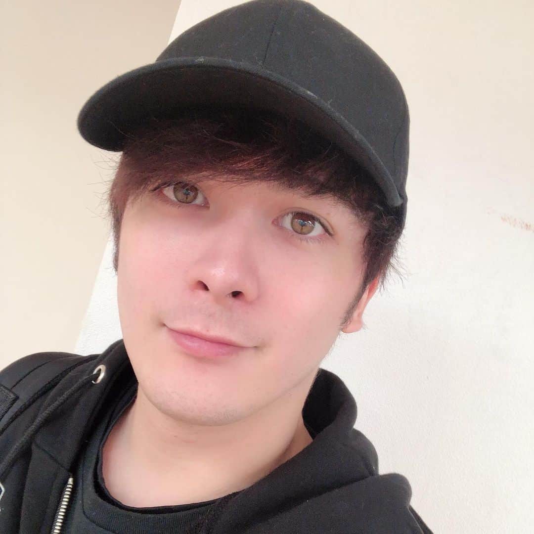 冨森ジャスティンのインスタグラム：「もうすぐ2019年も終わり！ 今年も1年ありがとうございました！ 来年はもっともっとみなさんにお会いできるように頑張ります✨ 皆さんにとって2020年が良い年になりますように😊 写真はタクフェスの時の！ 盛れておる。笑 DMは24時で締め切りまーす！ またやるね！ #ありがとう #年越し #2020年」