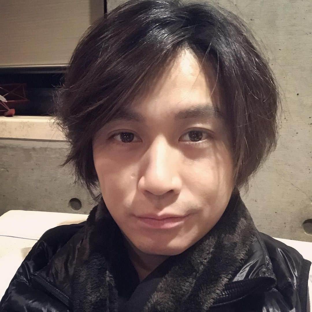 のインスタグラム：「皆さま、本年はお世話になりました 2020年は僕にとっても 皆さまにとっても 素晴らしい年にしたいと思います。 紅白を見ながら家族で過ごす大晦日ですが やっぱり、妥協のない人達だけが 人を感動させる力をもってるのだと 再確認させられた気がしました！ 2019年も必死に頑張りましたが 2020はもっとお見せできる結果で 皆さまにお返しを出来ればと思ってます。 まだまだ未熟な僕ですが 来年も宜しくお願いします！」