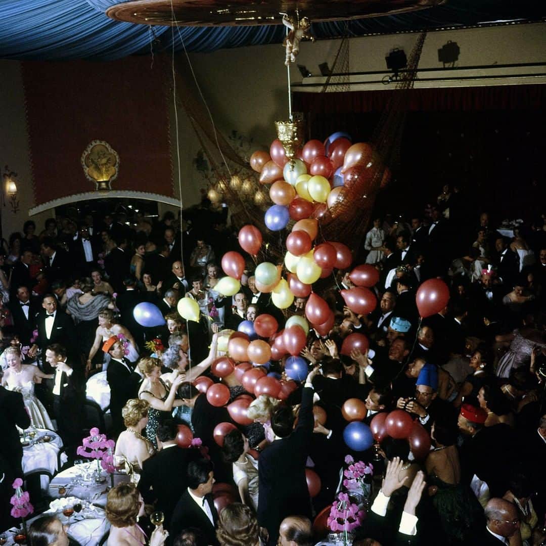 lifeさんのインスタグラム写真 - (lifeInstagram)「Balloons dropping on guests during a New Year's Eve celebration at the Palace Hotel in St. Moritz, Switzerland, 1958. (Loomis Dean/The LIFE Picture Collection © Meredith Corporation) #VintageLIFE #NewYearsEve」12月31日 23時51分 - life