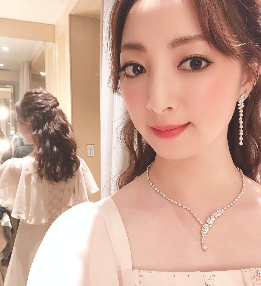 白羽ゆりのインスタグラム：「2019年  たくさんの出会いがあり充実した1年でした。皆さま、ありがとうございました💕💕💕 2020年も、どうぞよろしくお願いします✨」
