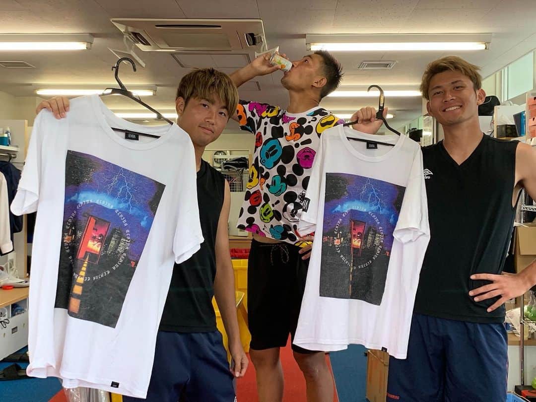 のインスタグラム：「2019年 どうもありがとう！  2020年よろしく！ #きょうすけと服被った #あいつすぐ真似してくる #だる」