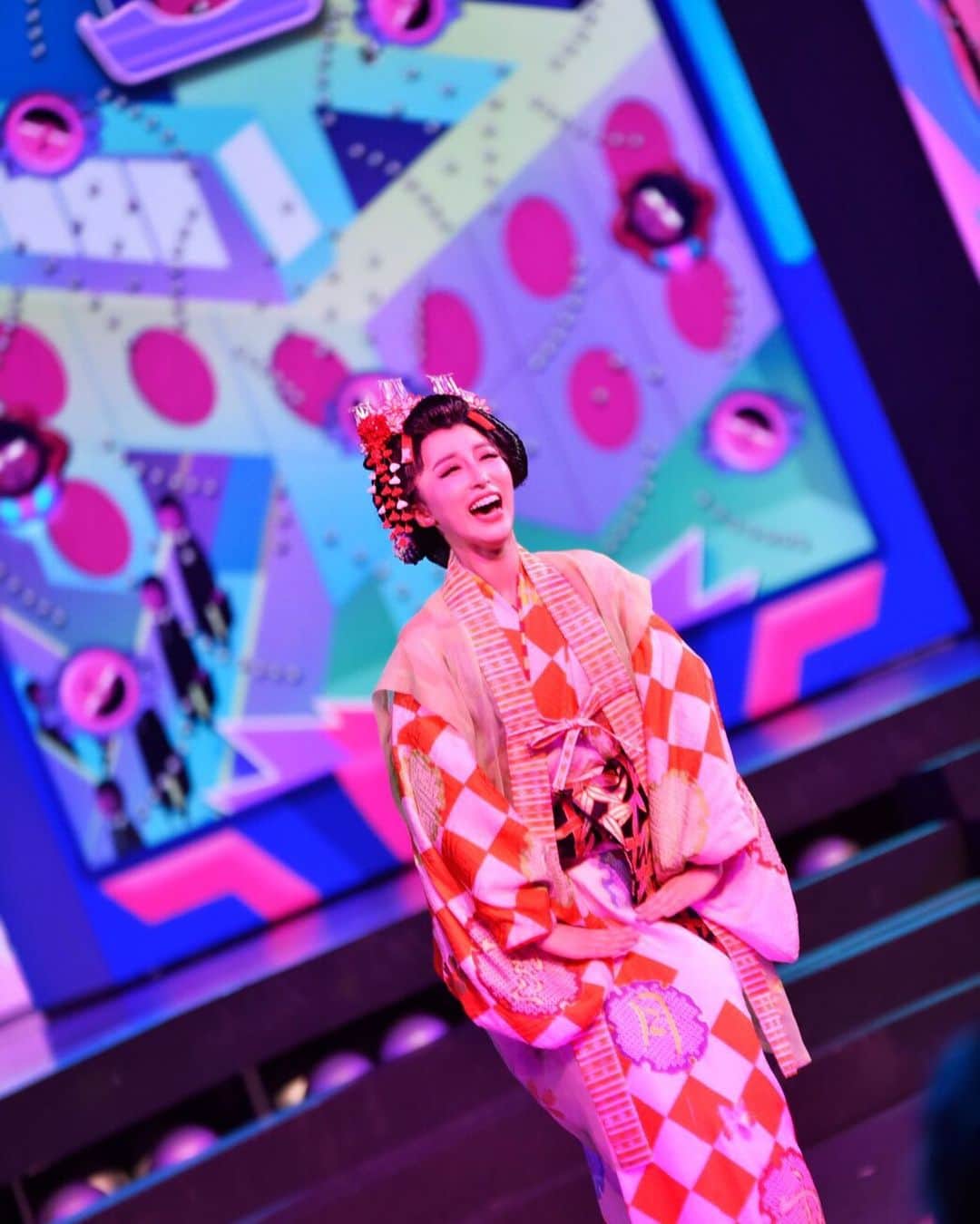 伊東愛のインスタグラム：「2019年ありがとう。 KERENありがとう。 OKUNIありがとう。 出逢ってくださった全ての方に感謝と愛を。 暖かくホカホカの新年をお迎え下さい❤️ これからずーっとずっと 夢見ていた、人生初ニューヨークでのカウントダウンにいってきます🗽🎇 最高にたのしみ✨ また新年お逢いしましょう❤️❤️❤️ 良いお年を✨✨✨ #2019 #2020」