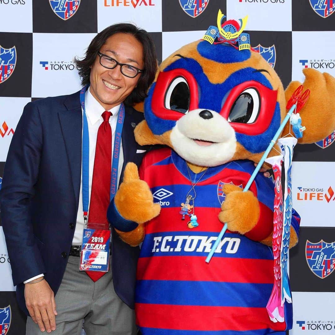 石川直宏さんのインスタグラム写真 - (石川直宏Instagram)「FC東京クラブコミュニケーターとして2年目のシーズン。 . クラブ・個人としても出し切った2019年。2019シーズンは自分としてもJ1・ルヴァン・天皇杯・J3と計56試合を近くでサポートしてきました。 . ホーム、そしてアウェイでの皆さんの力強いサポートに感謝しかありません。 皆さんと最後の1秒まで共に戦えた経験と想いを必ず来年、そしてこれからに繋げます！！ . 個人的にもホームタウンはもちろん、全国各地でたくさんの方々と出会い、絆が強まりました🤝 . 企業や地域、支援学校・幼稚園や小中高大学生に向けて想いを伝えさせていただいた講演活動は50を超えました。 . 今後も出会いを大切にしながら、更なるアクションを起こし続けます。 . 2020年は東京オリンピック・パラリンピック。首都東京から盛り上げ、リーグ戦悲願のタイトル・シャーレを皆で掲げられる様に🏆 . 今年もありがとうございました🤝 良いお年をお迎えください🌇✨ . #2019年 から #2020年 へ #感謝 #fctokyo #FC東京 #tokyo #fctokyoclubcommunicator  #FC東京クラブコミュニケーター #CC #石川直宏」12月31日 23時58分 - sgss.18