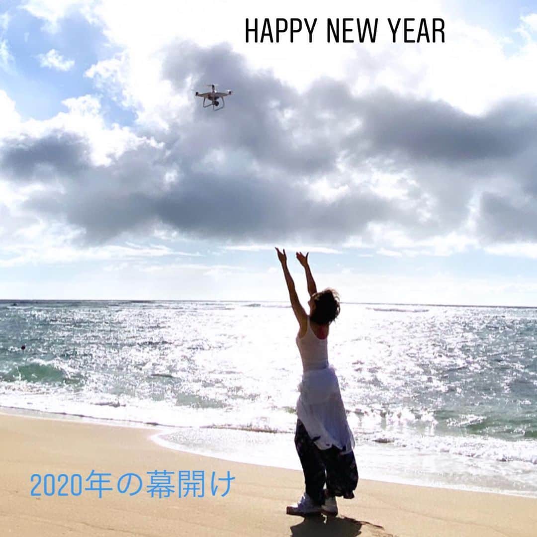 樫木裕実さんのインスタグラム写真 - (樫木裕実Instagram)「2020年の幕開け 新年明けましておめでとうございます。  今年も穏やかな気持ちで新年を 迎えることができました。 これほどの贅沢な幸せはないと思っています。  2020年の初めの投稿となる 写真をあれこれ悩みましたが 私が更なるパワーを持ち帰れた ハワイの海での写真にしました。  自然の中で動くのって何て 気持ちいいんでしょう。 まさしく本物の青空カーヴィーを 感じていました。  芯が強くてあとは、いい意味のゆるゆる。 ナチュラルが一番。 それが何より強く人の生活や パフォーマンスに活きていくことだと 年々ボディメイクの経験を積んでいくほど 実感します。  それを今年もイヤというほど 伝え続けていきたいです。 こうして伝え続けられる環境があるのも 皆様のおかげです。  私自身も誰よりも芯のある強い身体を 証明しながら皆様と共に昨年同様変わることなく 強く優しい人生を育んでいきたいです。  昨年のテーマは関節のリズム 赤ちゃんの時の様な素直なボディに戻るでした。  今年は更に股関節のスペース、乗る、重心移動の強化。 これらが強化されると身体は 本当に楽に動けるようになります。 まさしく逆進年齢を感じていくはずです。 イキにナチュラルに 「しよう」としないナチュラルな強さが武器です。 気張らない本物のナチュラル、 軌道を大切に芯のあるナチュラルなボディメイクを 心がけ目指していきたいと思っています。  自分で自分の身体を守れるように 更に強化の年です。  2020年も出会いを大切にまた皆様との軌跡を 深く楽しんでいきたいと思います。  2枚目の動画は曲に乗せて作っていただきました。 今年も皆様と一緒にたくさんの曲も楽しみたいです。 ボディメイクにおいても音楽の力は本当に 大きいですよね！  本年もスタッフ一同よろしくお願い致します。  #樫木裕実 #新年の初めに #2020年のテーマ #2020年の目標 #2020年元旦 #カーヴィー #ボディメイク #studioc #ハワイ #hawaii」1月1日 0時00分 - kashikihiromi