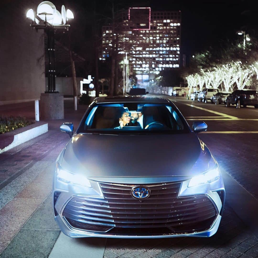 toyotausaさんのインスタグラム写真 - (toyotausaInstagram)「No better way to bring in the New Year other than with the ones you love #Avalon#Hybrid #LetsGoPlaces」1月1日 0時00分 - toyotausa