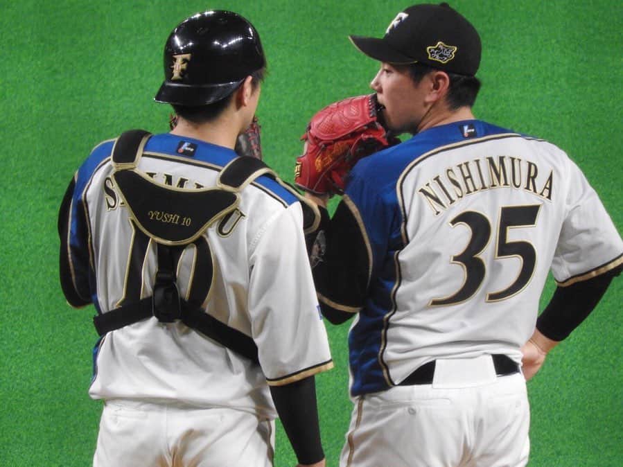 西村天裕のインスタグラム：「新年明けましておめでとうございます！ 2020年も北海道日本ハムファイターズを西村天裕をよろしくお願いいたします！！ 今年も変わらず元気に頑張ります✌️✌️ よし、やるぞー！！ 1枚目の写真はTwitterのプロフィール写真迷ったやつです。  2枚目 来年の相棒です✌️ ZETTさんいつもありがとうございます！ ネイビーとレッド  3枚目 去年の登場曲！ 今年も登場曲これかなー！ めっちゃ好きな歌やしONE PIECEとのコラボも素敵でした☺️ 4枚目 高校の野球部忘年会✌️ 久しぶりに会う仲間とても楽しかったです🤟🤟🤟 5枚目から プロフィール写真にどうですか？と送っていただいた写真を厳選しました！ ほんとたくさん送っていただきありがとうございました😊 随時送っていただけると嬉しいです！！ #謹賀新年 #令和2年 #1月1日 #北海道日本ハムファイターズ #FIGHTERS #35 #西村天裕 #清水優心 #ZETT #プロステータス #天ウェブ #WANIMA #GONG #ONEPIECE #和歌山 #わがまち和歌山 #鷄かず #93年会  それでは2020年開催しまーす！！」