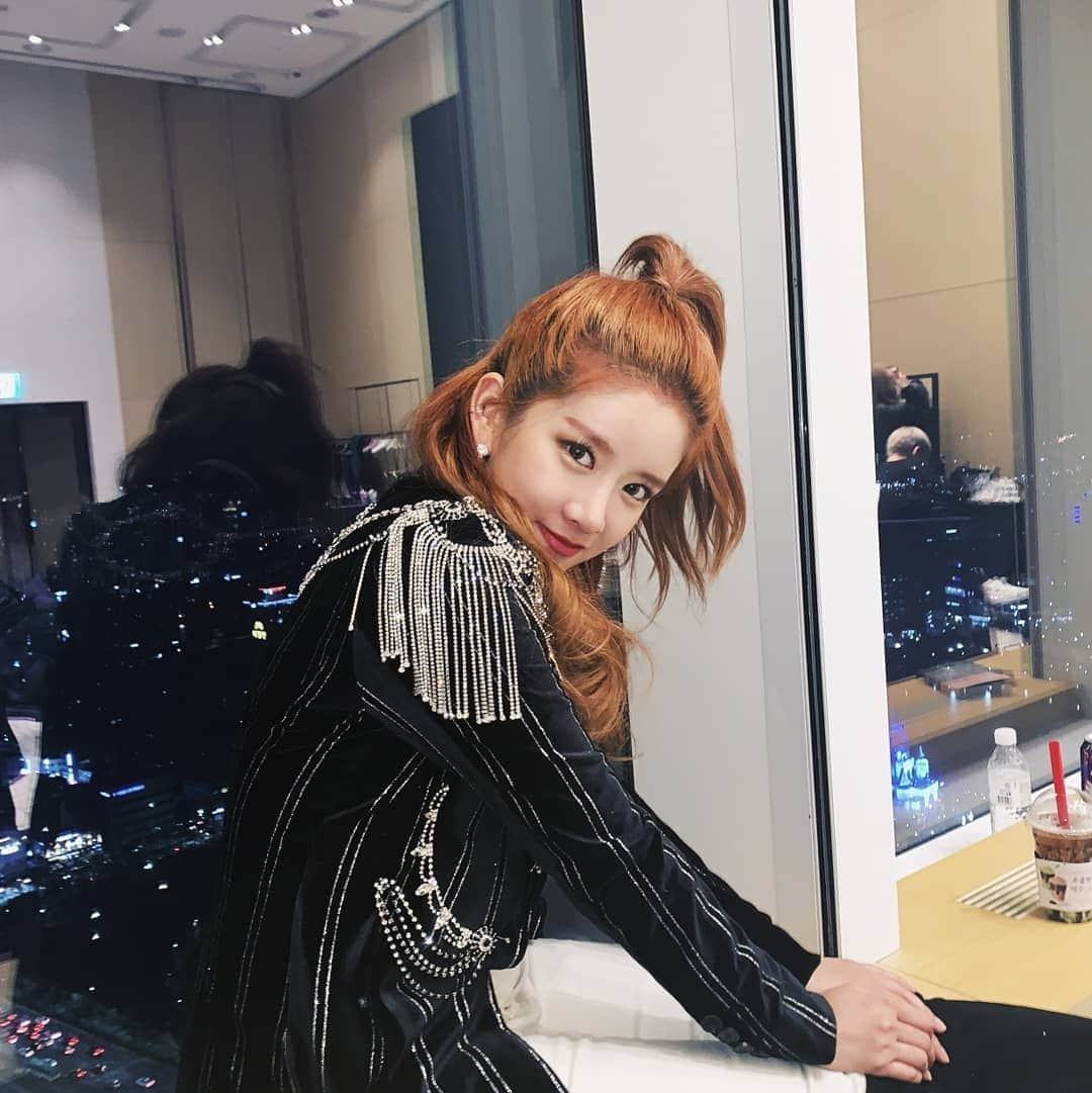 EXYさんのインスタグラム写真 - (EXYInstagram)「2019년의 마지막을 MBC가요대제전과 함께 하였습니다! 2020년에도 잘 부탁해요!  Happy New Year 💜」1月1日 0時01分 - exy_s2