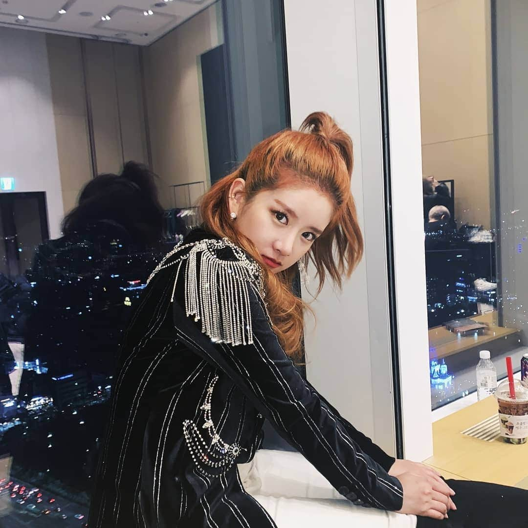 EXYさんのインスタグラム写真 - (EXYInstagram)「2019년의 마지막을 MBC가요대제전과 함께 하였습니다! 2020년에도 잘 부탁해요!  Happy New Year 💜」1月1日 0時01分 - exy_s2