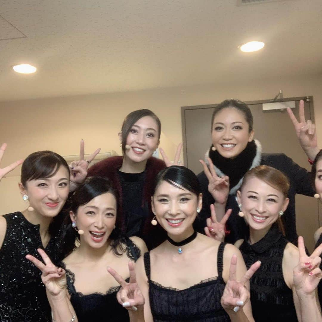 悠未ひろさんのインスタグラム写真 - (悠未ひろInstagram)「黒木瞳さんのライブ、12/28.29ハートハートに出演させていただきました‼️ 宝塚の上級生と下級生、初共演ですが皆すぐに家族みたいになって、常に爆笑しております🤣 お馴染みのだいごろうちゃんとも。  品川プリンス　クラブexにて✨  本番3回公演ありましたが、 黒木瞳さんが美しく可愛すぎて、思わず男役魂を呼び覚まされておった悠未ひろです🕺✨ 感謝の気持ちで✊️✨ #ハートハート #悠未ひろ #宝塚のご縁 #感謝 #黒木瞳 さん #真樹めぐみ さん #舞風りら さん #彩橋みゆ ちゃん #桜乃彩音 ちゃん #鳳翔大 ちゃん」1月1日 0時01分 - hiroyuumitomo