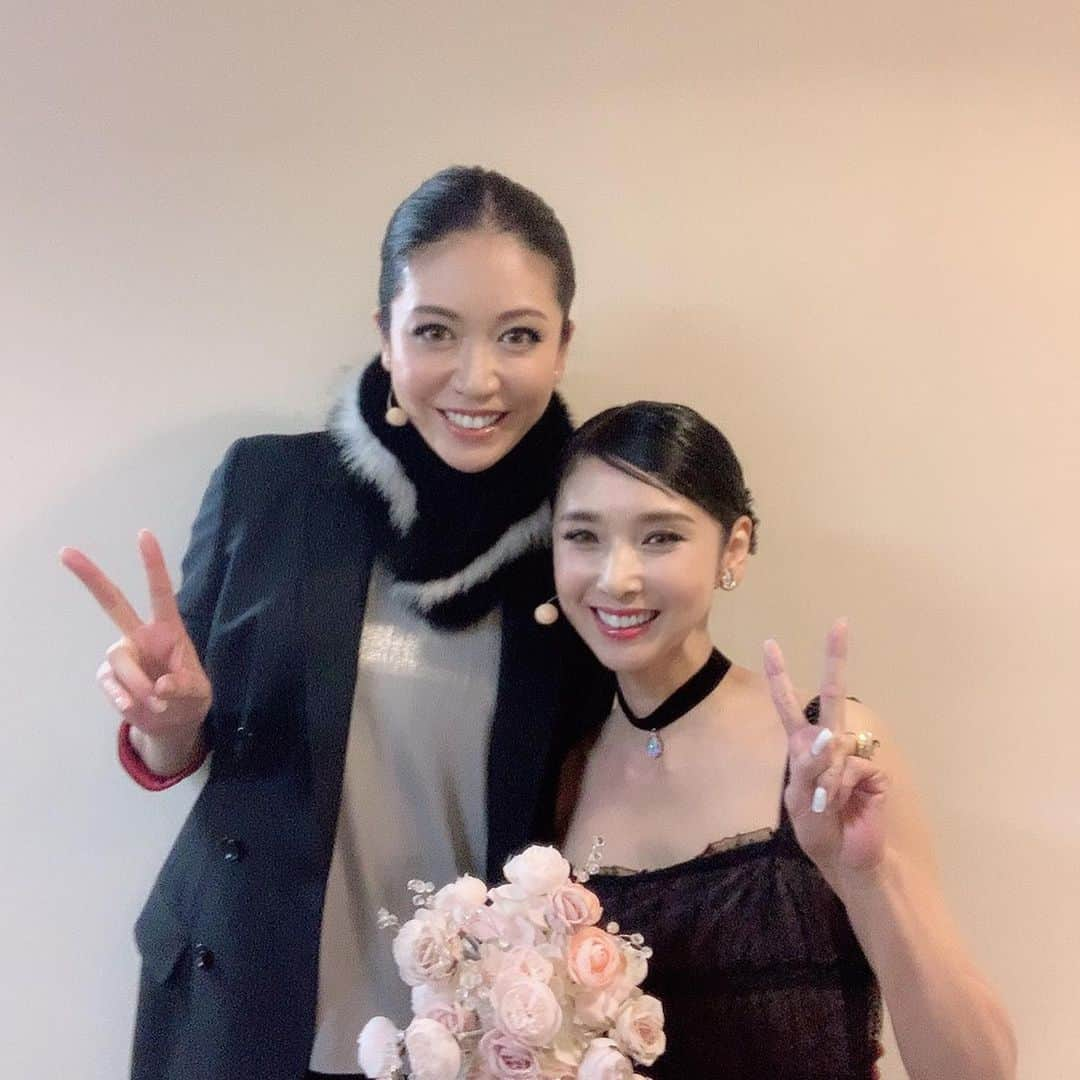 悠未ひろさんのインスタグラム写真 - (悠未ひろInstagram)「黒木瞳さんのライブ、12/28.29ハートハートに出演させていただきました‼️ 宝塚の上級生と下級生、初共演ですが皆すぐに家族みたいになって、常に爆笑しております🤣 お馴染みのだいごろうちゃんとも。  品川プリンス　クラブexにて✨  本番3回公演ありましたが、 黒木瞳さんが美しく可愛すぎて、思わず男役魂を呼び覚まされておった悠未ひろです🕺✨ 感謝の気持ちで✊️✨ #ハートハート #悠未ひろ #宝塚のご縁 #感謝 #黒木瞳 さん #真樹めぐみ さん #舞風りら さん #彩橋みゆ ちゃん #桜乃彩音 ちゃん #鳳翔大 ちゃん」1月1日 0時01分 - hiroyuumitomo