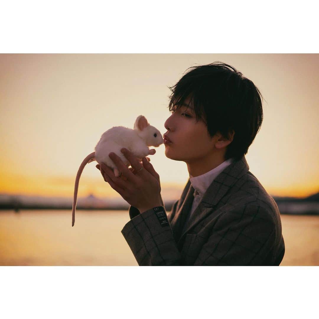 水石亜飛夢さんのインスタグラム写真 - (水石亜飛夢Instagram)「あけましておめでとう！﻿ ﻿ よろしく、2020年、24歳。」1月1日 0時03分 - atom_mizuishi