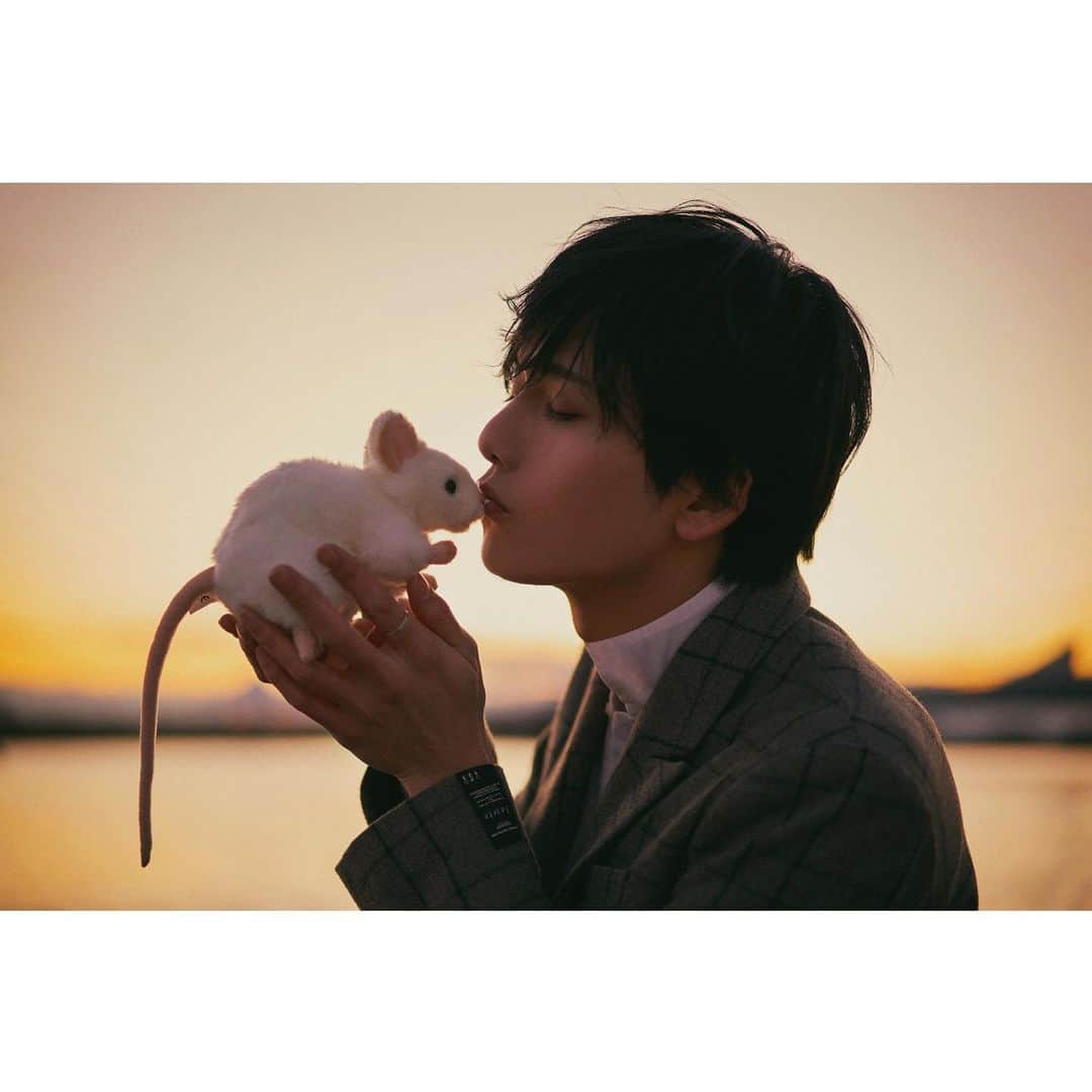 水石亜飛夢さんのインスタグラム写真 - (水石亜飛夢Instagram)「あけましておめでとう！﻿ ﻿ よろしく、2020年、24歳。」1月1日 0時03分 - atom_mizuishi