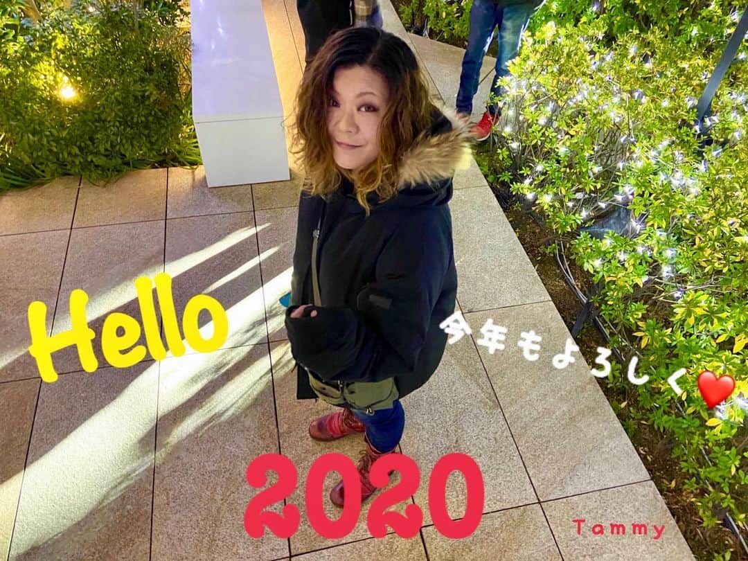 のインスタグラム：「2020年  新年となりました😊 . 今年も元気いっぱいで、どうぞよろしくお願いします♡  皆さんにとって素晴らしい年になりますように❣️ . チューチュー！🐭 . そして、私もデビュー20周年、  スターティン‼️笑  今年も丸裸の心で唄うぞー  2020年もよろしくお願いします😊  #Tammy #Tammyyanen #photo #シンガーソングライター #唄 #ギター #singer #songwriter #guitar #artist  #solo #music #song #恩学 #音楽 #想い #art #live #love #life #謹賀新年 #2020 #あけました #今年もよろしくお願いします #元旦 #ハッピーな年になりますように #ねずみ  #newyear #新年 お正月」