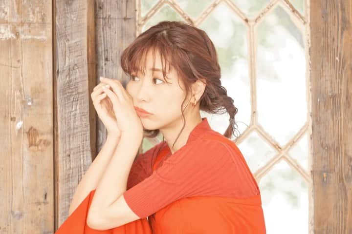 楠田亜衣奈のインスタグラム：「あけましておめでとうございます。 今年もよろしくお願いしますっ！ 応援してくれる…よね？　ちらっ」