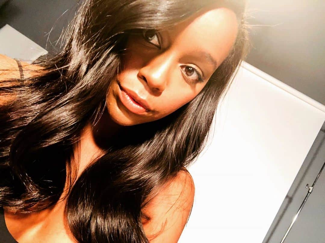アジャ・ナオミ・キングのインスタグラム：「Looking at 2020 like it’s a snack 🍫😋 Happy New Year!!!」