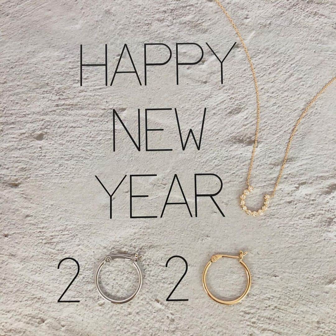 STAR JEWELRY Girlさんのインスタグラム写真 - (STAR JEWELRY GirlInstagram)「HAPPY NEW YEAR! たくさんの幸運が訪れる一年になりますように。  2020年もよろしくお願いいたします。  #happynewyear #2020 #k18 #ゴールド #gold #ダイヤモンド #diamond #ネックレス #ピアス #hoop #star #jewelry #ジュエリー #スタージュエリーガール #STARJEWELRYGirl #lumine #ルミネ #ヒカリエ」1月1日 0時10分 - star_jewelry_girl
