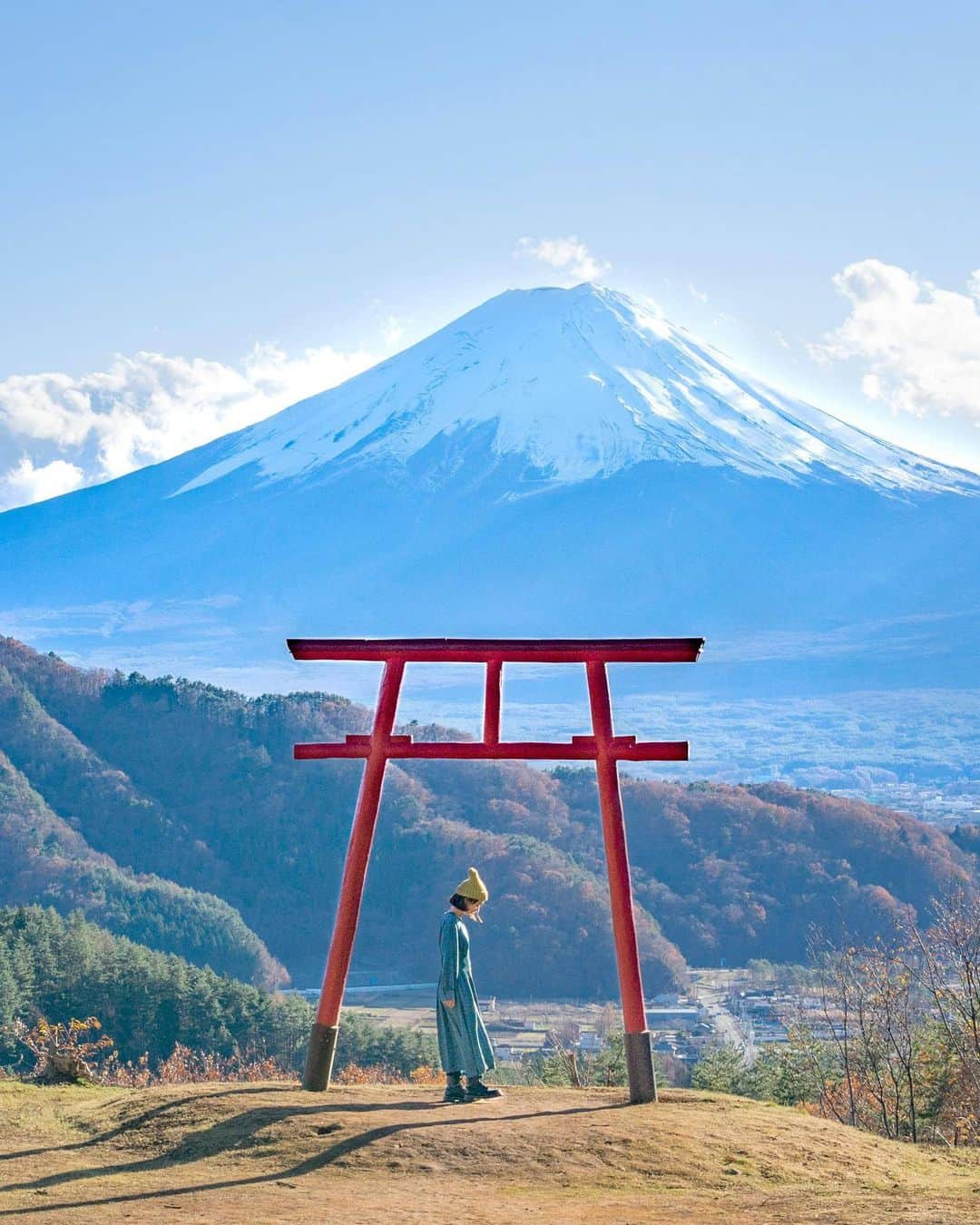 詩歩さんのインスタグラム写真 - (詩歩Instagram)「🗻🌅🎍﻿ ﻿ #hello2020﻿ ﻿ 新年あけましておめでとうございます！﻿ ﻿ わたしは久しぶりに海外で年越しをしています﻿🏝まだこちらは2019年😊 ﻿ 2020年はは東京オリンピックもあったり、日本の観光にとって大事な1年。﻿ この1年も新しいことにチャレンジをし続ける年にしていきたいと思います💪﻿ ﻿ そんな2020年にチャレンジする新しいことは・・・Youtube！﻿ ﻿ Blogとnoteで詳しく決意表明したので、ぜひみてね☺﻿ http://shiho.me﻿ https://note.com/shih0107﻿ ﻿ ﻿ 2020年も楽しむぞ〜！﻿ ﻿ ﻿ 📍富士山﻿ 📍Mt.Fuji﻿ ﻿ ﻿ ©詩歩/Shiho」1月1日 0時11分 - shiho_zekkei